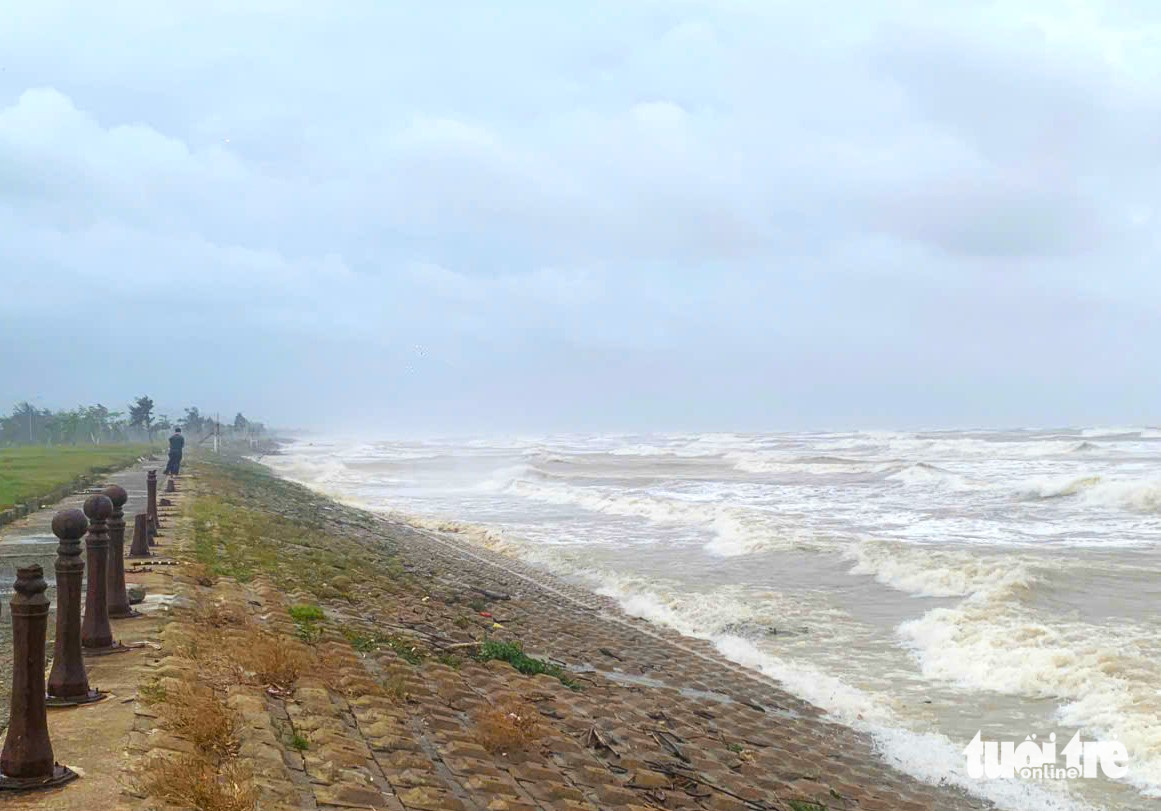 台风Bualoi登陆前海浪汹涌，一些人仍去海边观赏