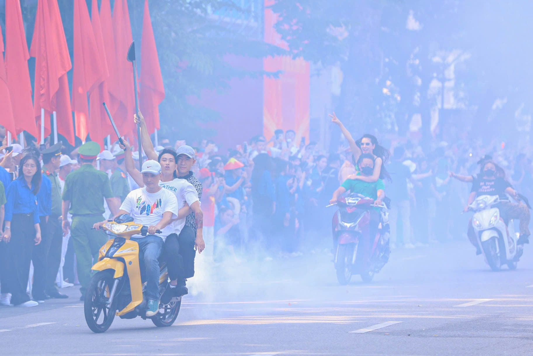 美丽的女警察扮演'街头女孩'在还剑湖引起骚动
