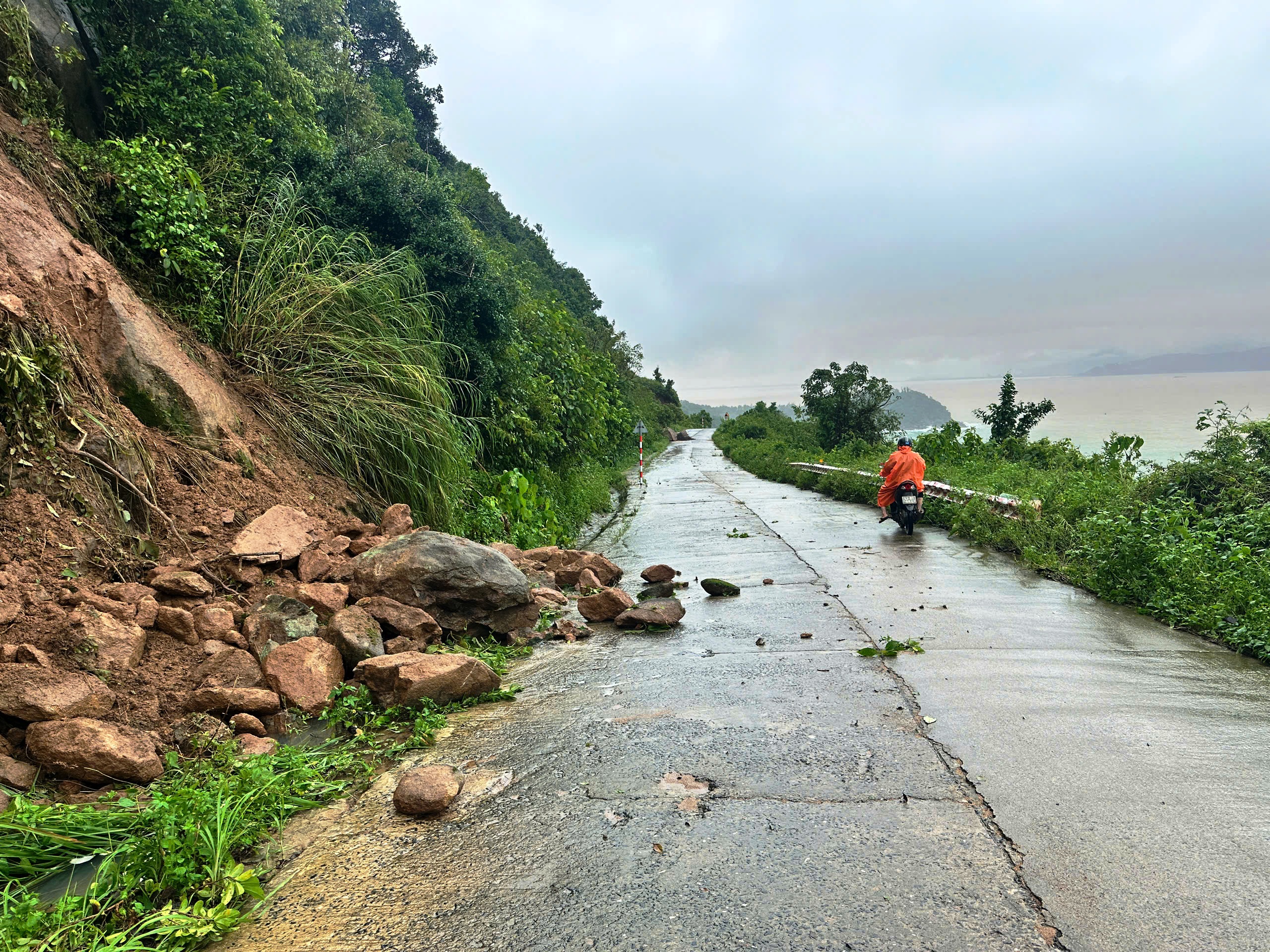 大石滚落路面，山茶半岛暂停参观