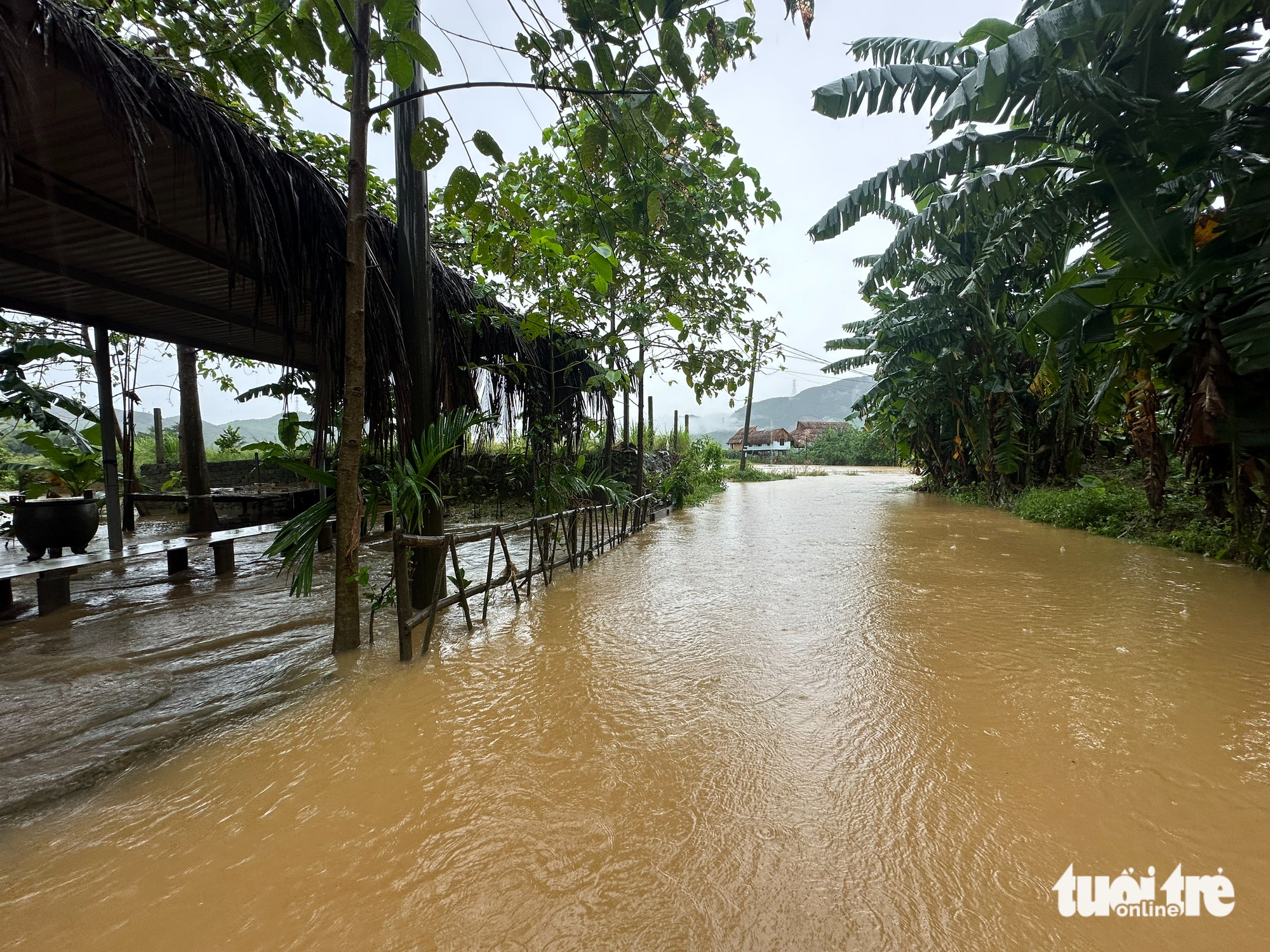 大雨导致岘港山区洪水泛滥，泥石流冲上道路