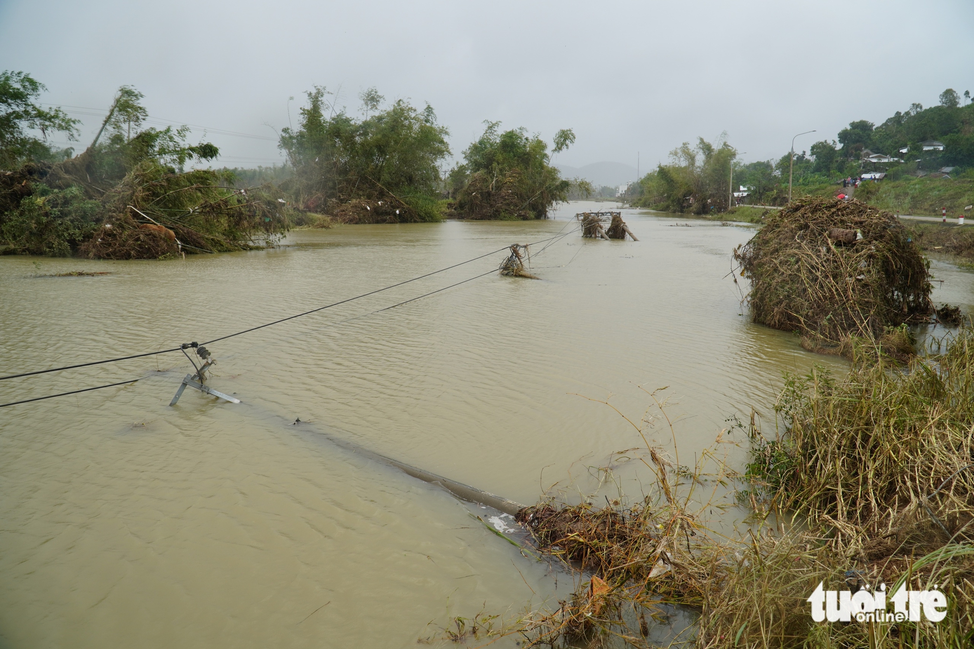 救援大米还没来得及吃就被洪水淤泥淹没，居民捡拾残留物