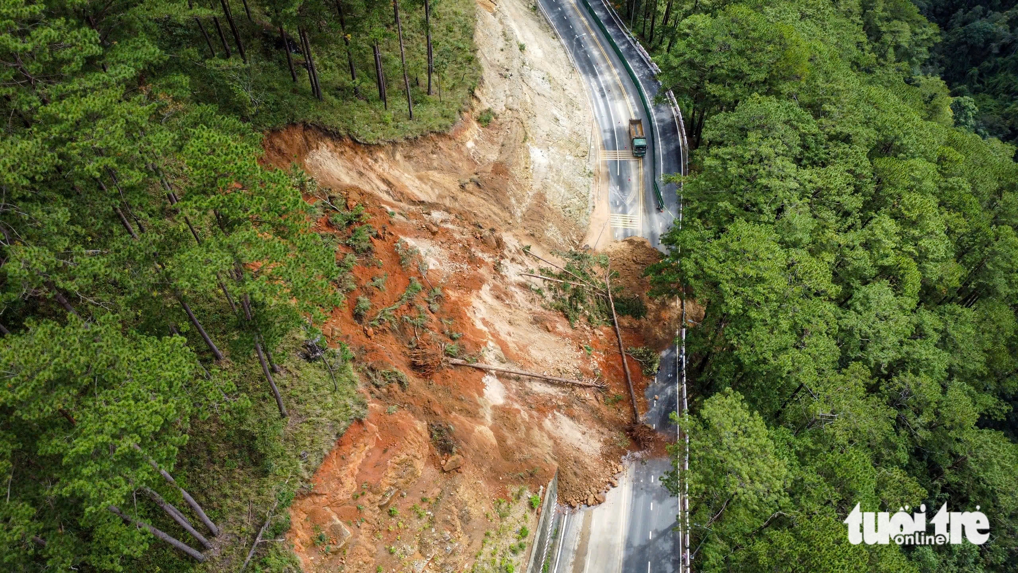 普伦山口路面被山体滑坡掩埋的近距离画面