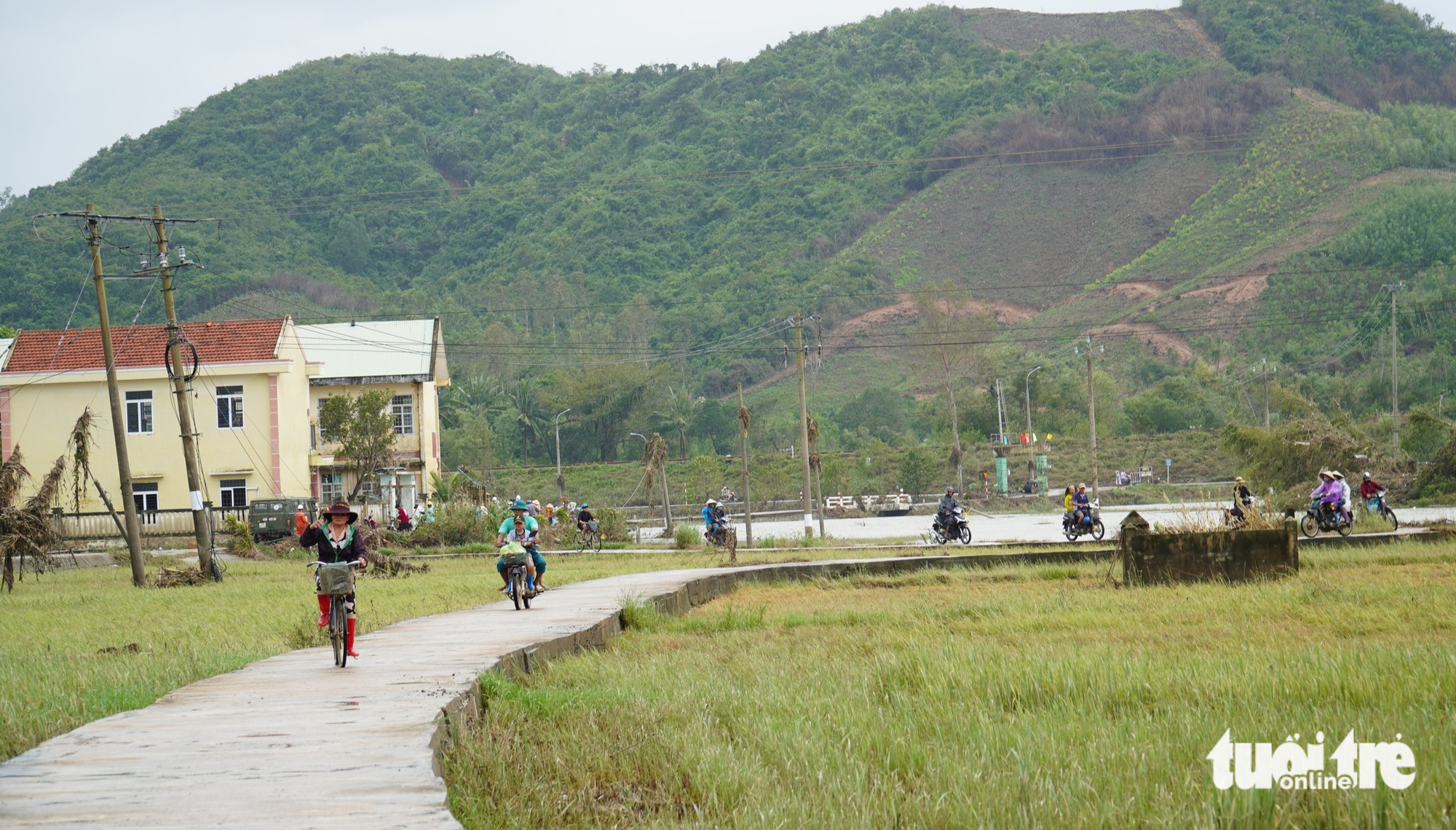 救援物资堵塞富安省洪水中心乡村道路