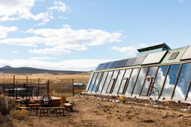 参观新墨西哥州奇特的自给自足绿色Earthship房屋