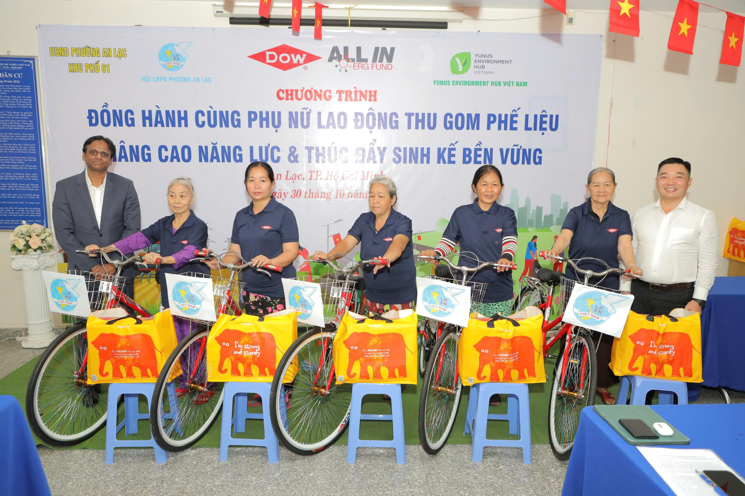 向安乐坊废品收集者赠送100辆自行车，垃圾分类的主力军