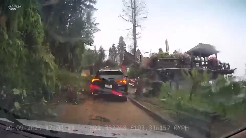 沙巴山体滑坡将汽车抛出道路