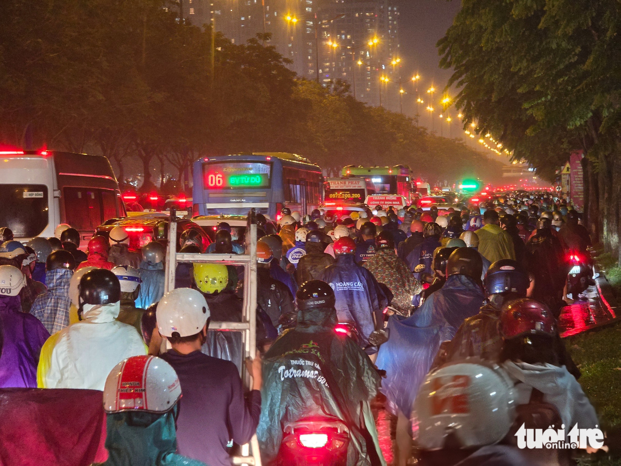 数千人被困在武元甲大道的长时间交通拥堵中