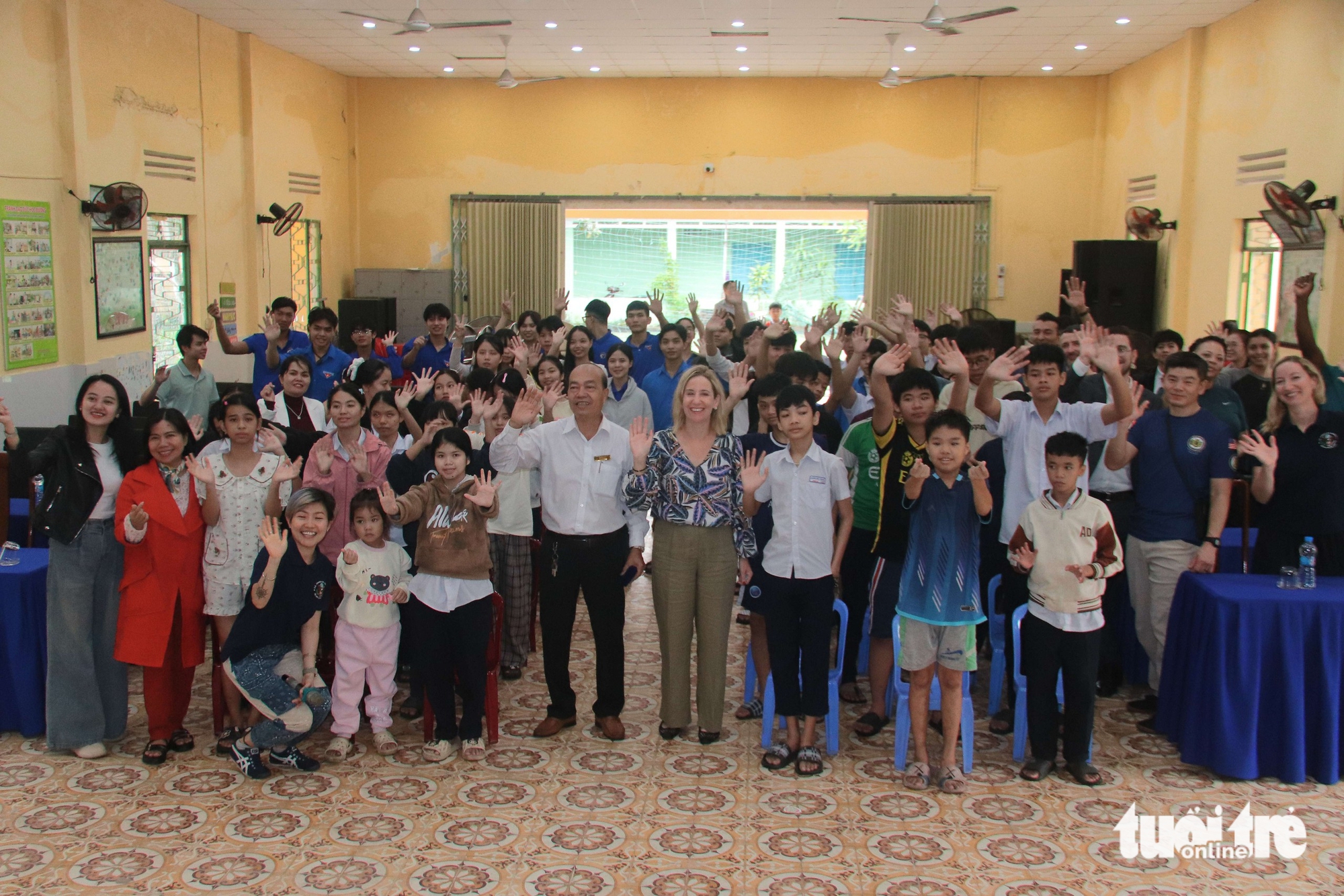 美国大使馆和总领事馆工作人员访问岘港希望村儿童