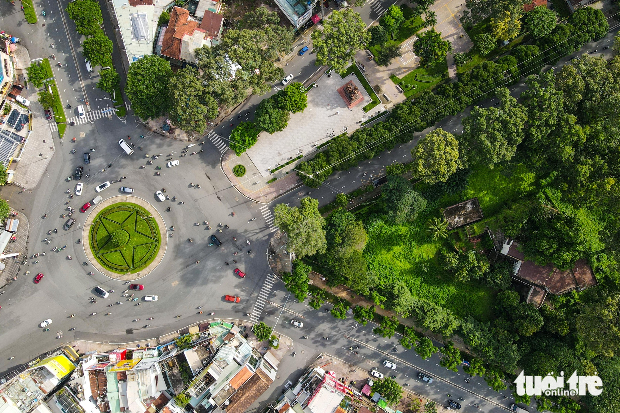 正在清理李太祖1号地块，建设象征团结战胜COVID-19的工程