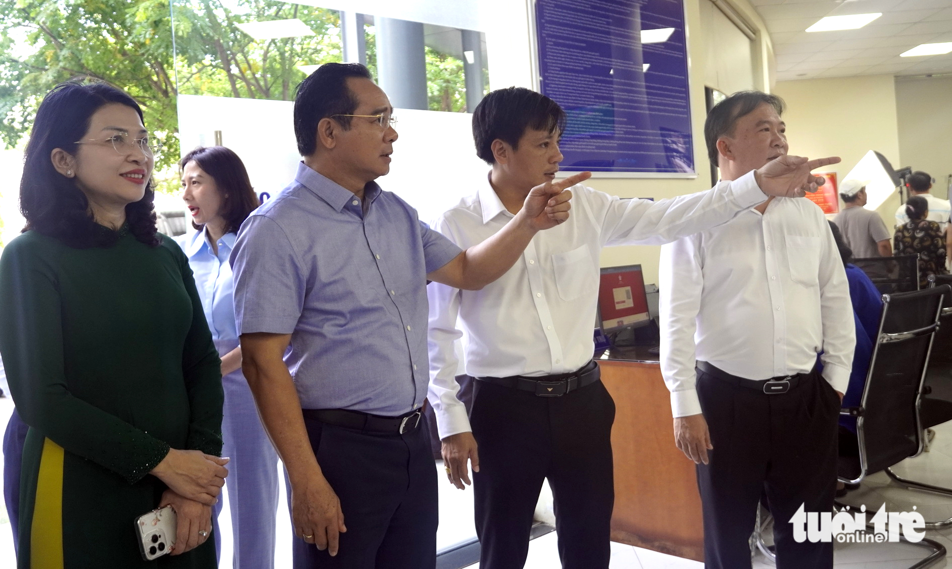 胡志明市人民委员会主席视察巴地公共行政中心