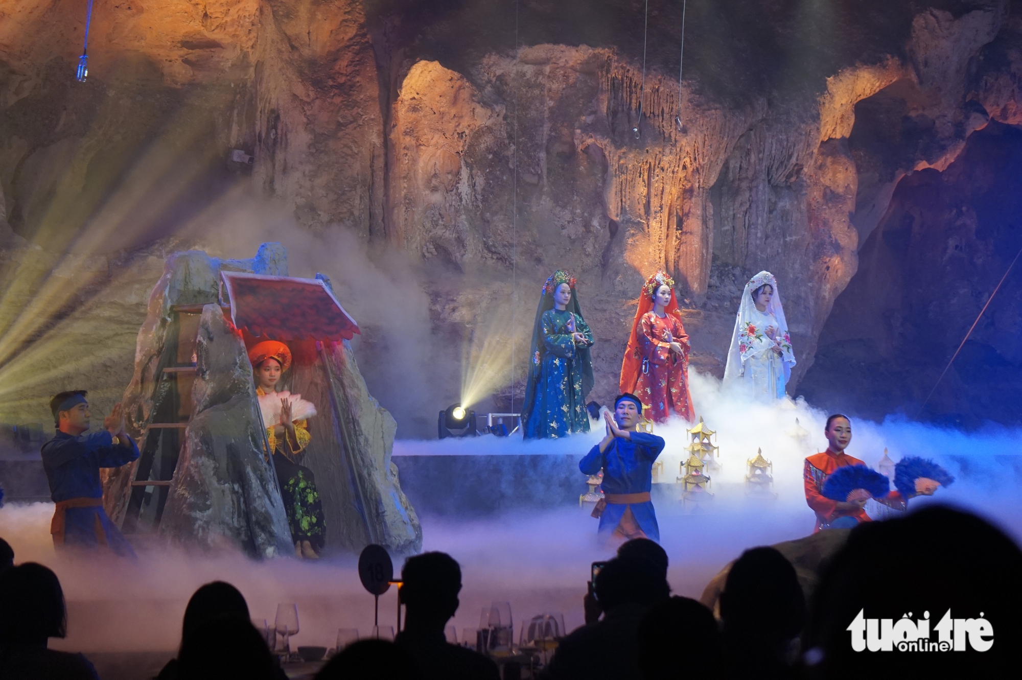 在龙珠洞中观看奇异的艺术