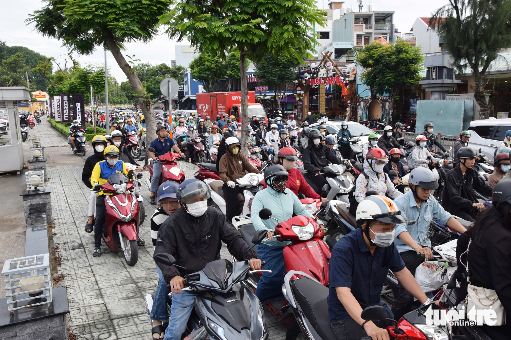 摩托车再次尾随驶上人行道，无视高达600万越南盾的罚款