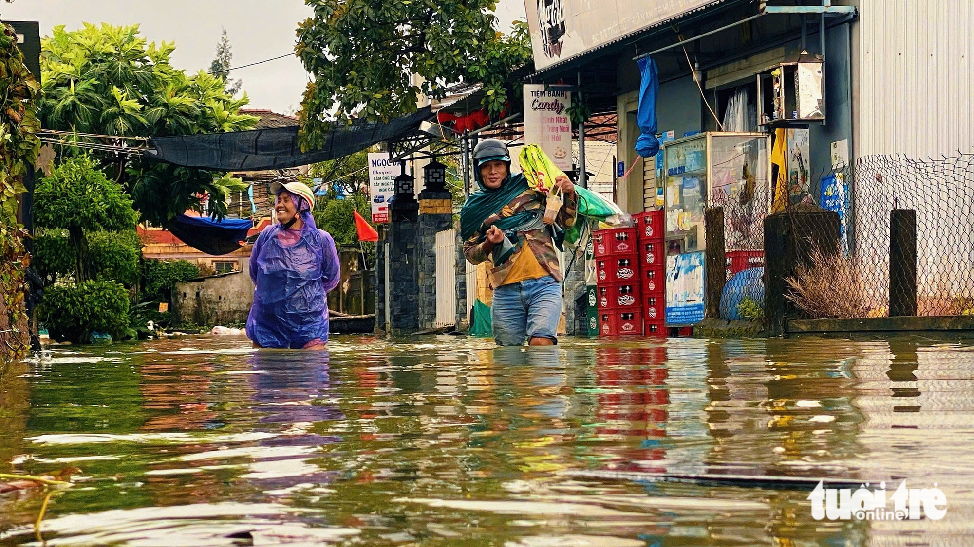 顺化市村民在12号台风后潮水中艰难挣扎