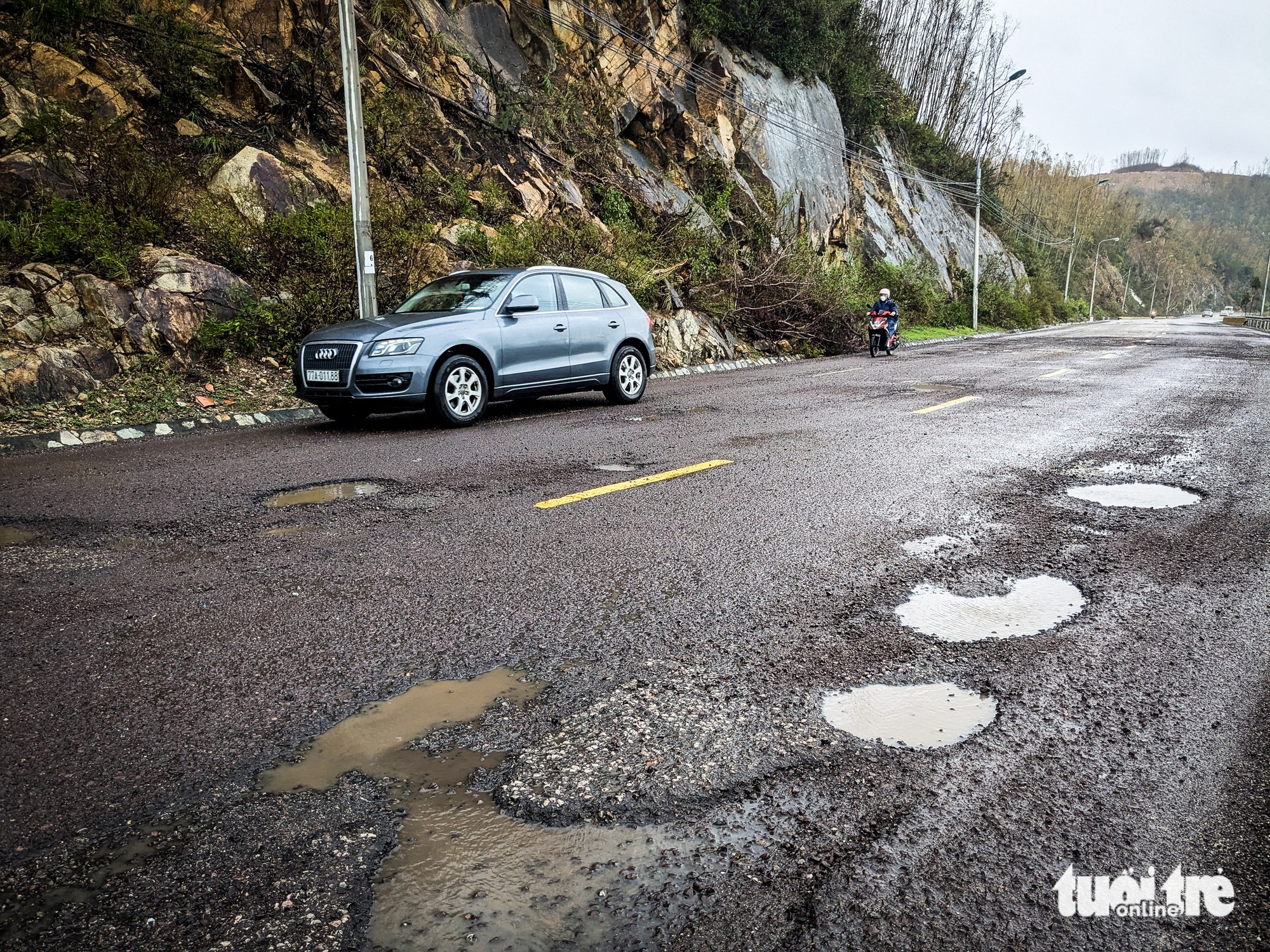 连接平定省和富安省的国道在洪水后布满坑洼和深坑