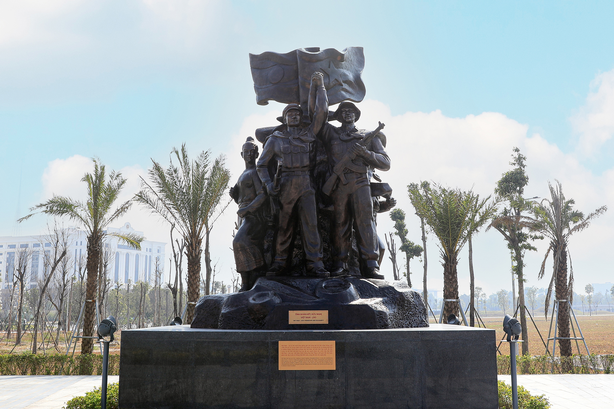 完成越南-老挝友谊团结雕像群展示