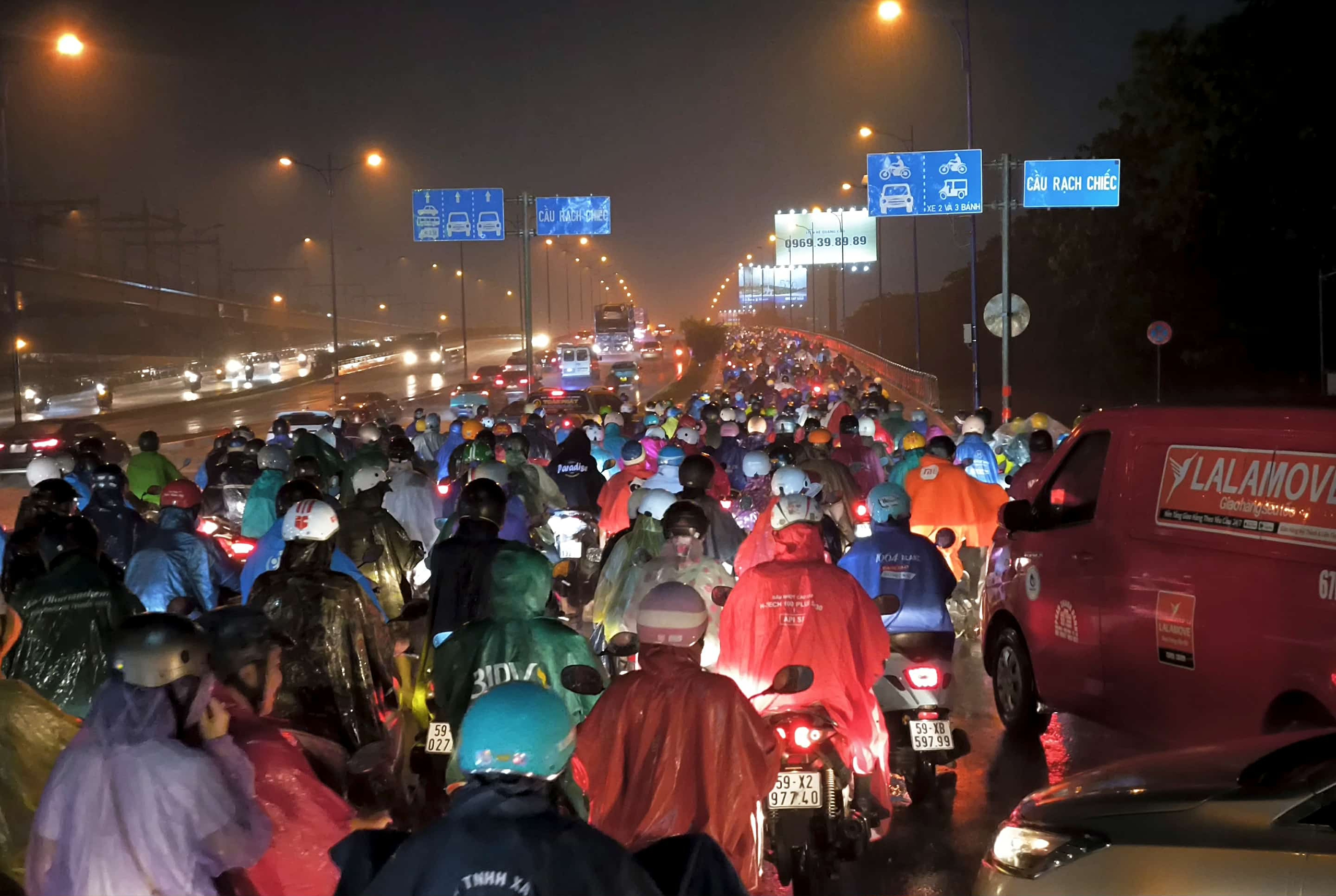 遭遇大雨和拥堵，胡志明市市民无奈爬上人行道寻找出路