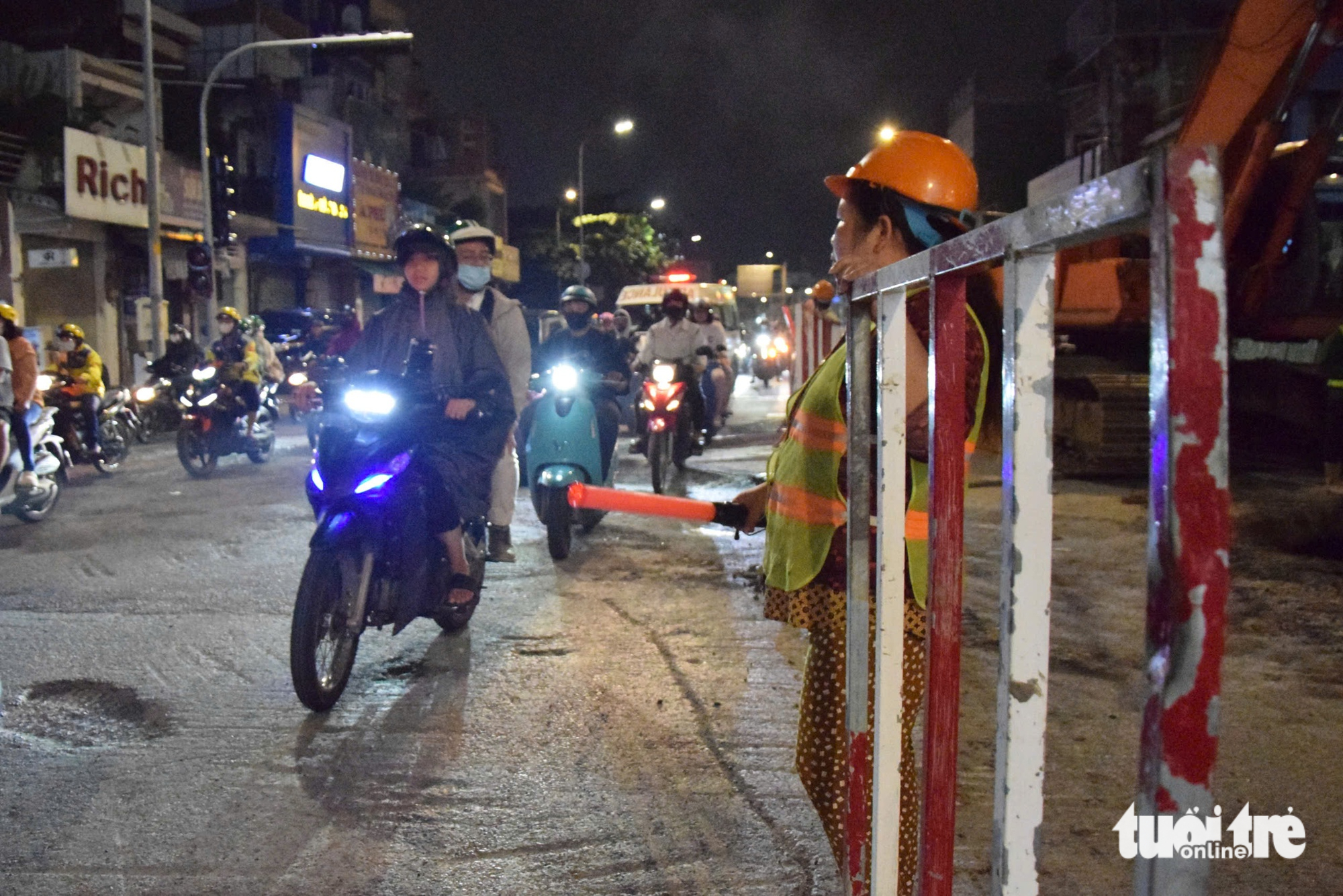 夜间检查地铁2号线技术基础设施搬迁，已完成超过70%