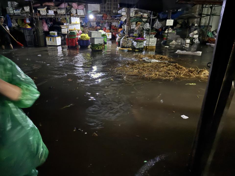 太原暴雨如注，居民醒来家中已积水满屋
