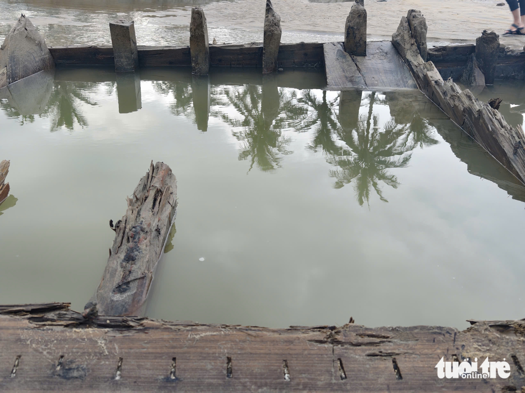 会安海滩古船浮出水面，民众清晨蜂拥而至，这艘船的来历如何？