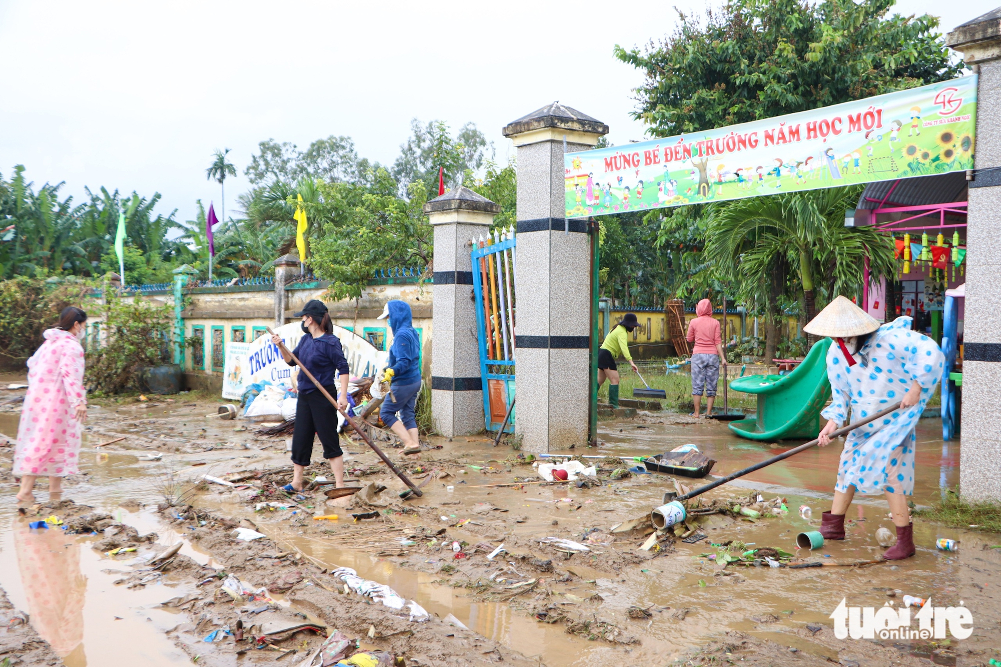 军队'助力'岘港洪水中心区幼儿园清理淤泥迎接儿童返校