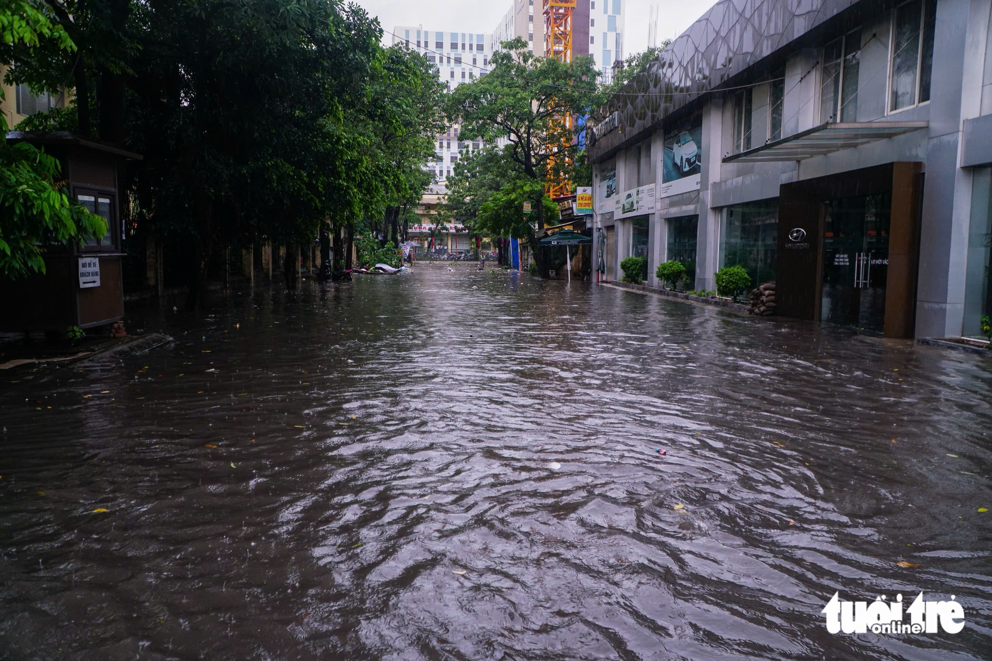 大雨持续一整天，河内街道深陷积水