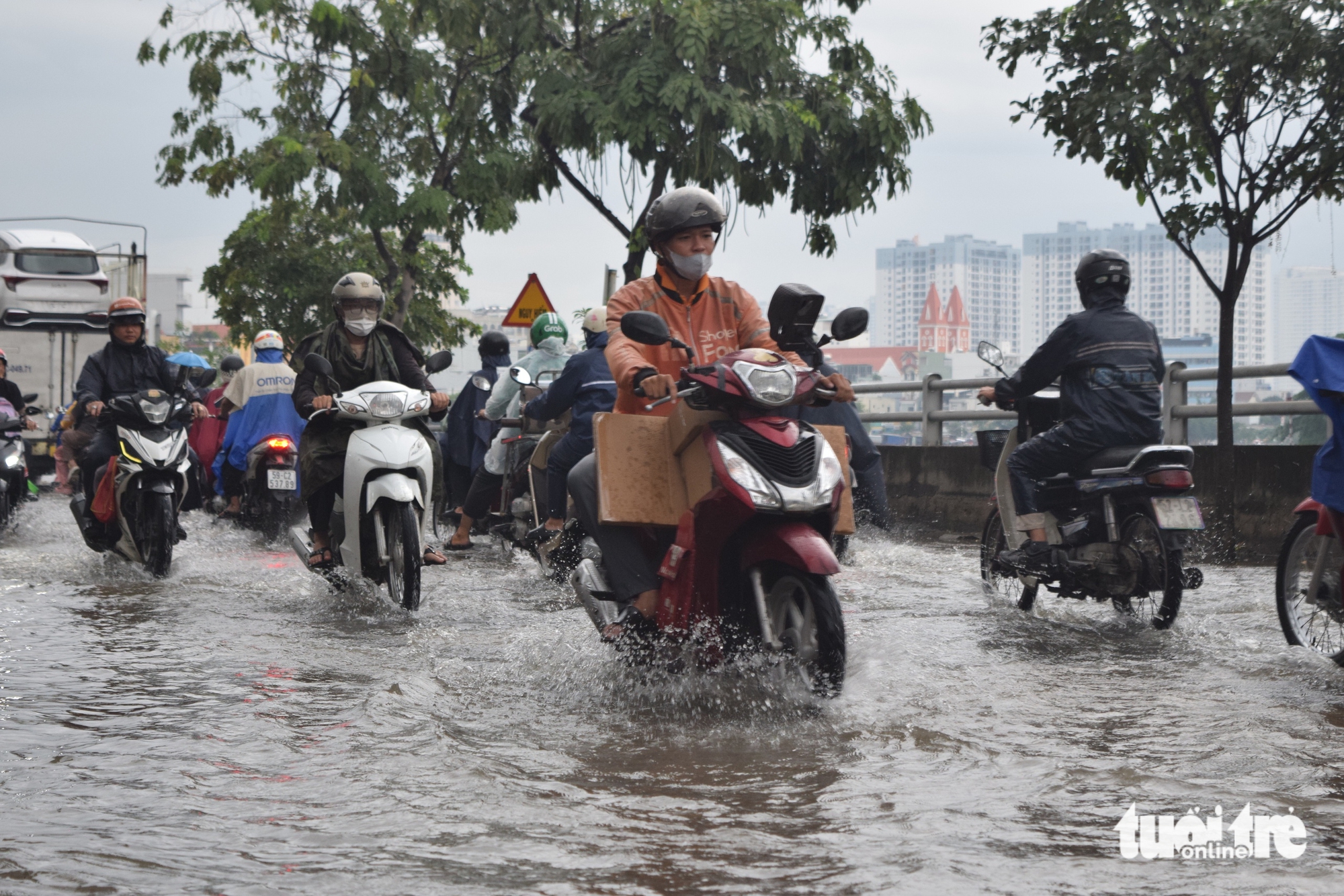 潮汐结合雨水导致内涝，胡志明市市民下班时段涉水而行