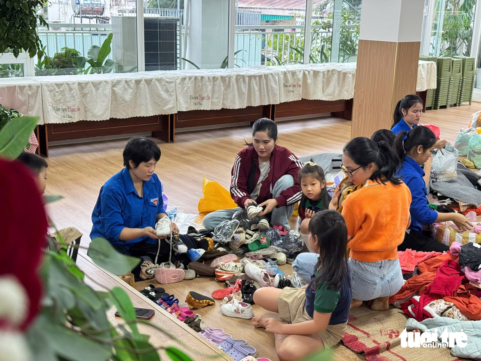 心疼幼儿园孩子们打包每双'还能穿'的鞋子送给洪水区的朋友