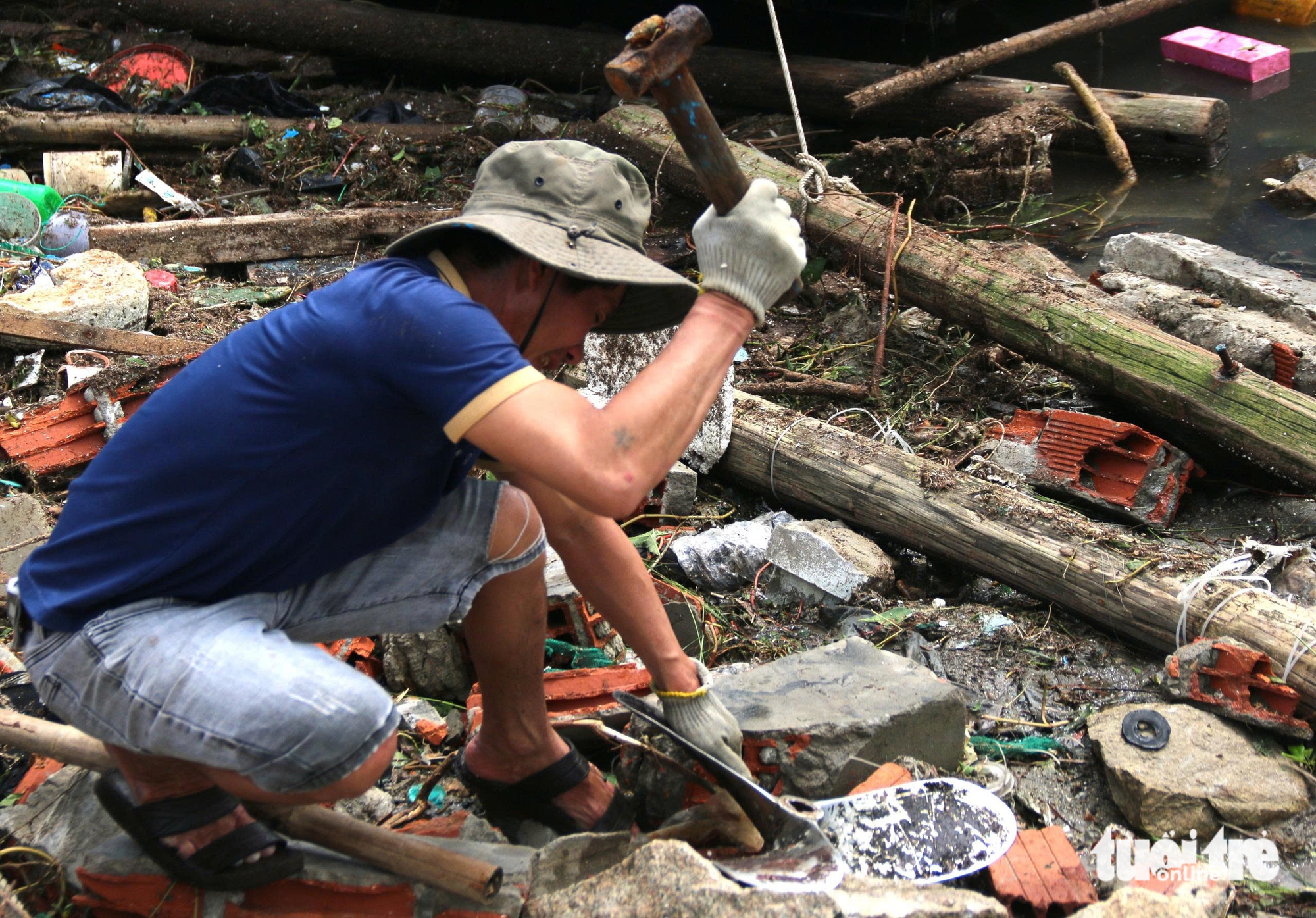 心痛数十艘渔船在台风Kalmaegi后破碎的场景
