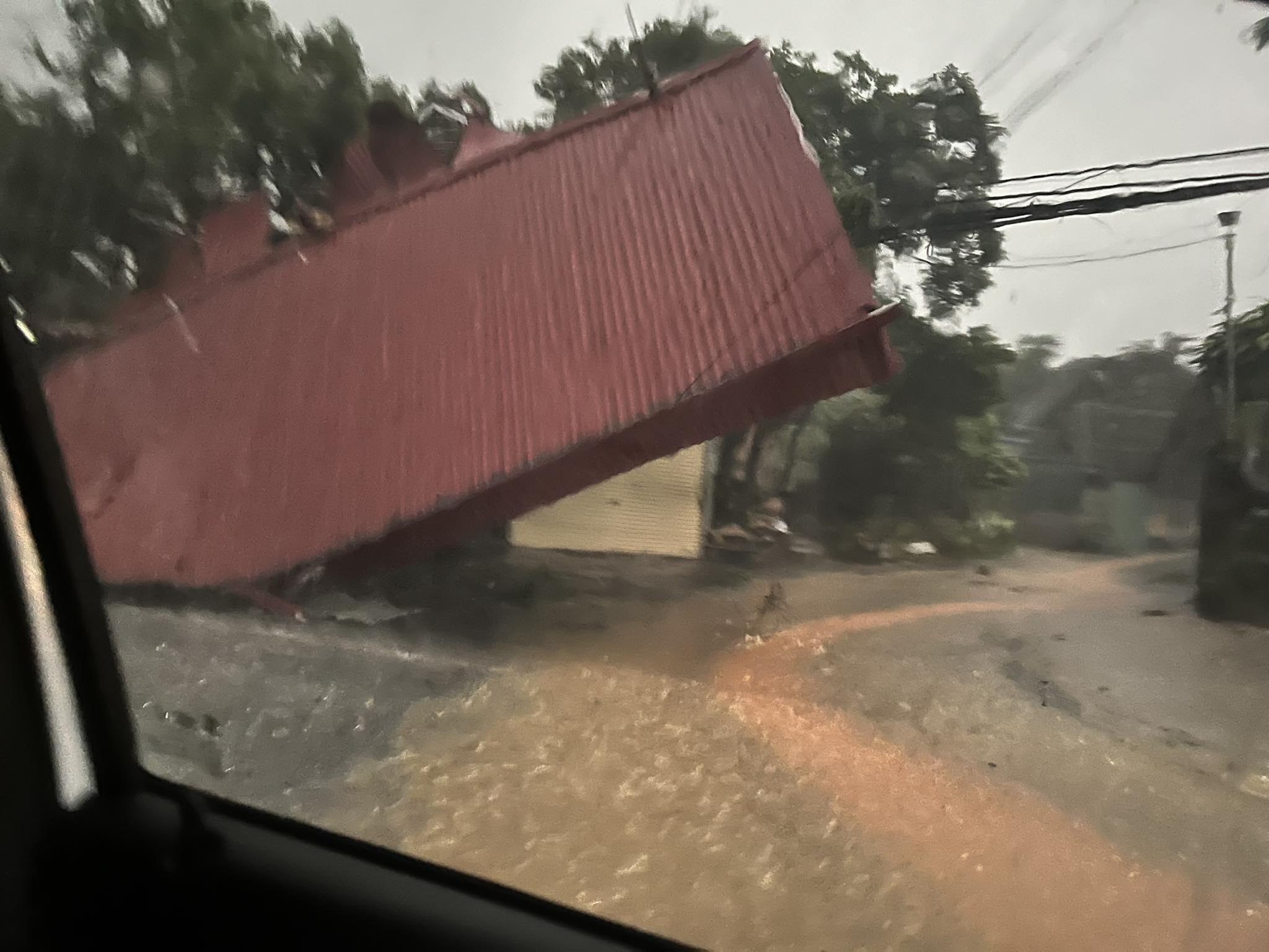雷暴覆盖北部地区，部分地区伴有强降雨、强风和雷电