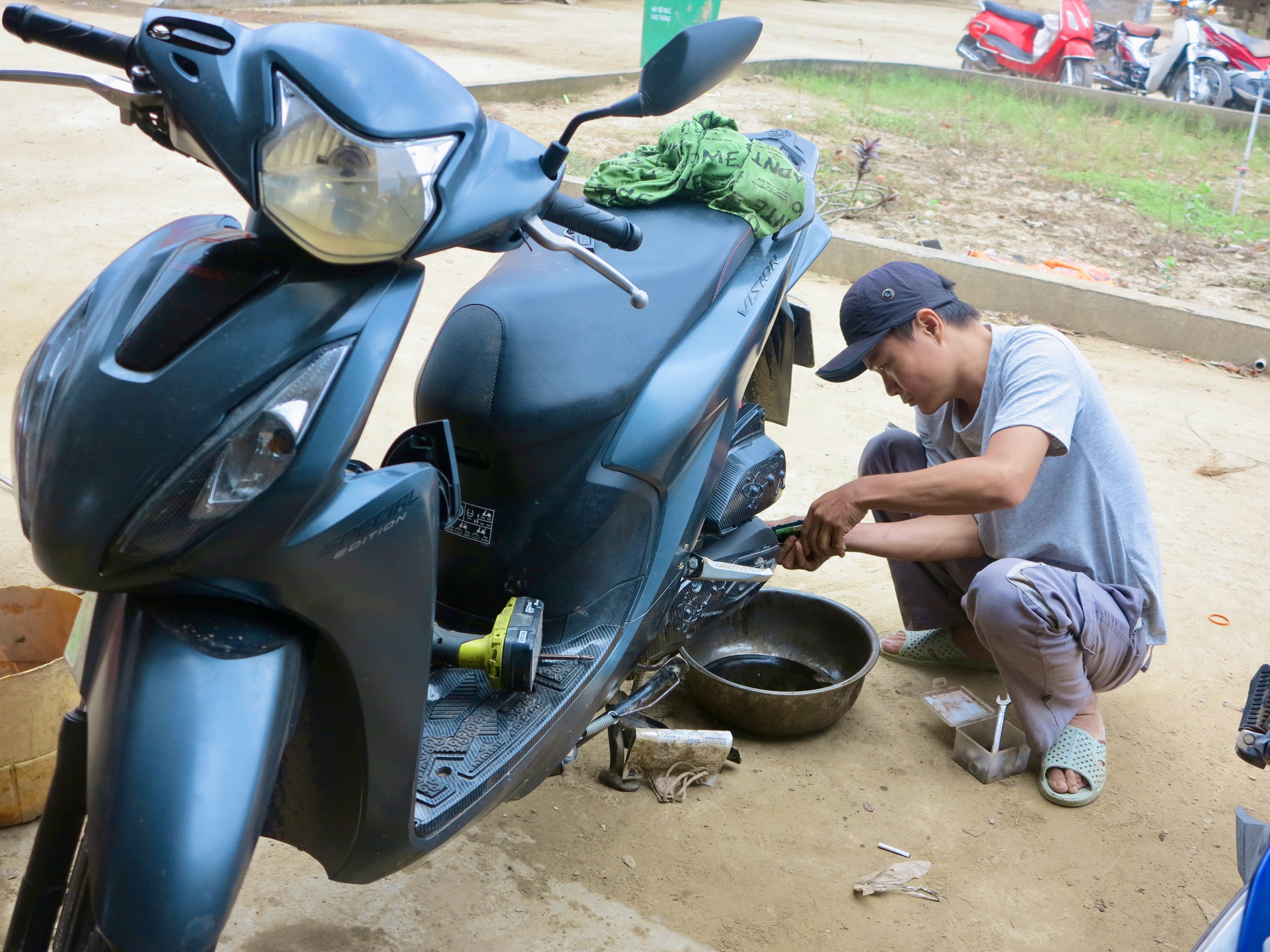 从胡志明市前往富安省的修车队帮助洪水地区居民，为志愿团队提供'零元'民宿