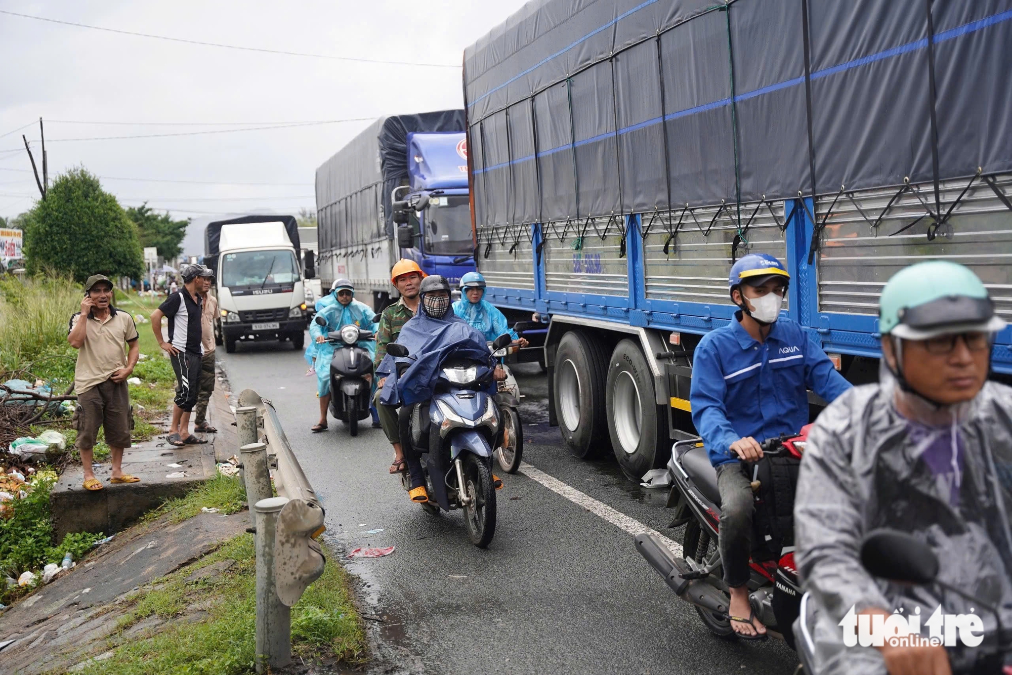 国道1号线上从庆和省前往富安旧方向的30公里交通堵塞开始缓解