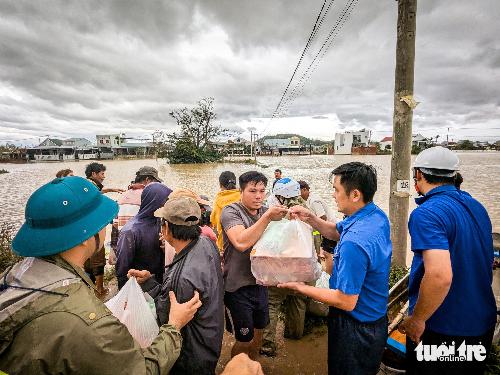 青年报紧急救援嘉莱省洪水中心地区同胞