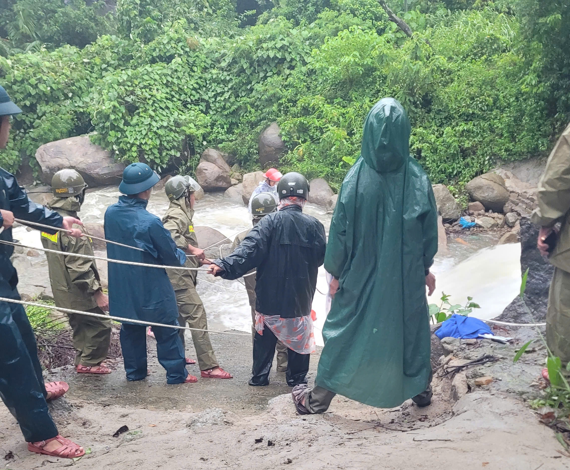 发现尸体与摩托车被困在山茶半岛急流溪流中