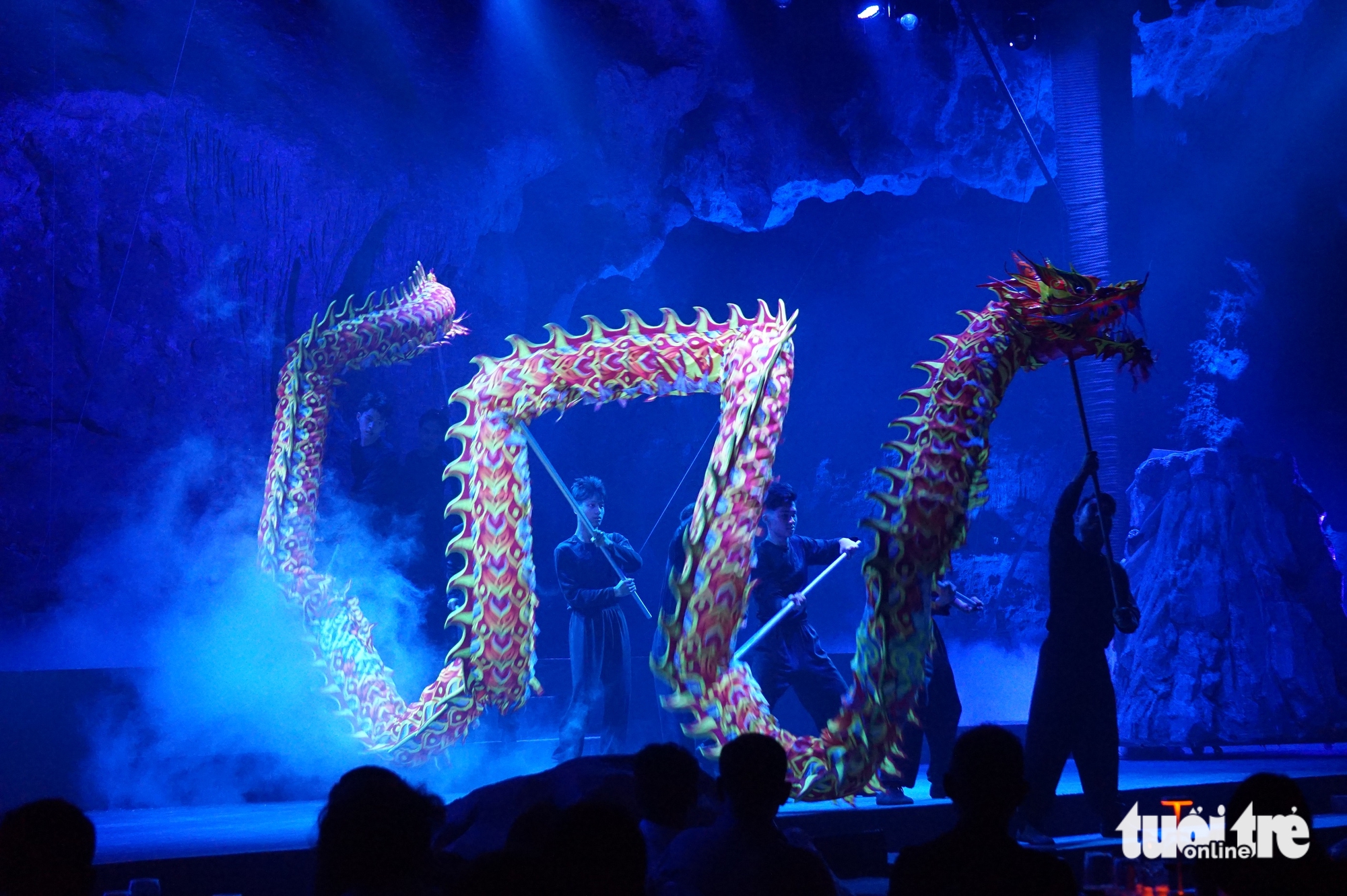 在龙珠洞中观看奇异的艺术