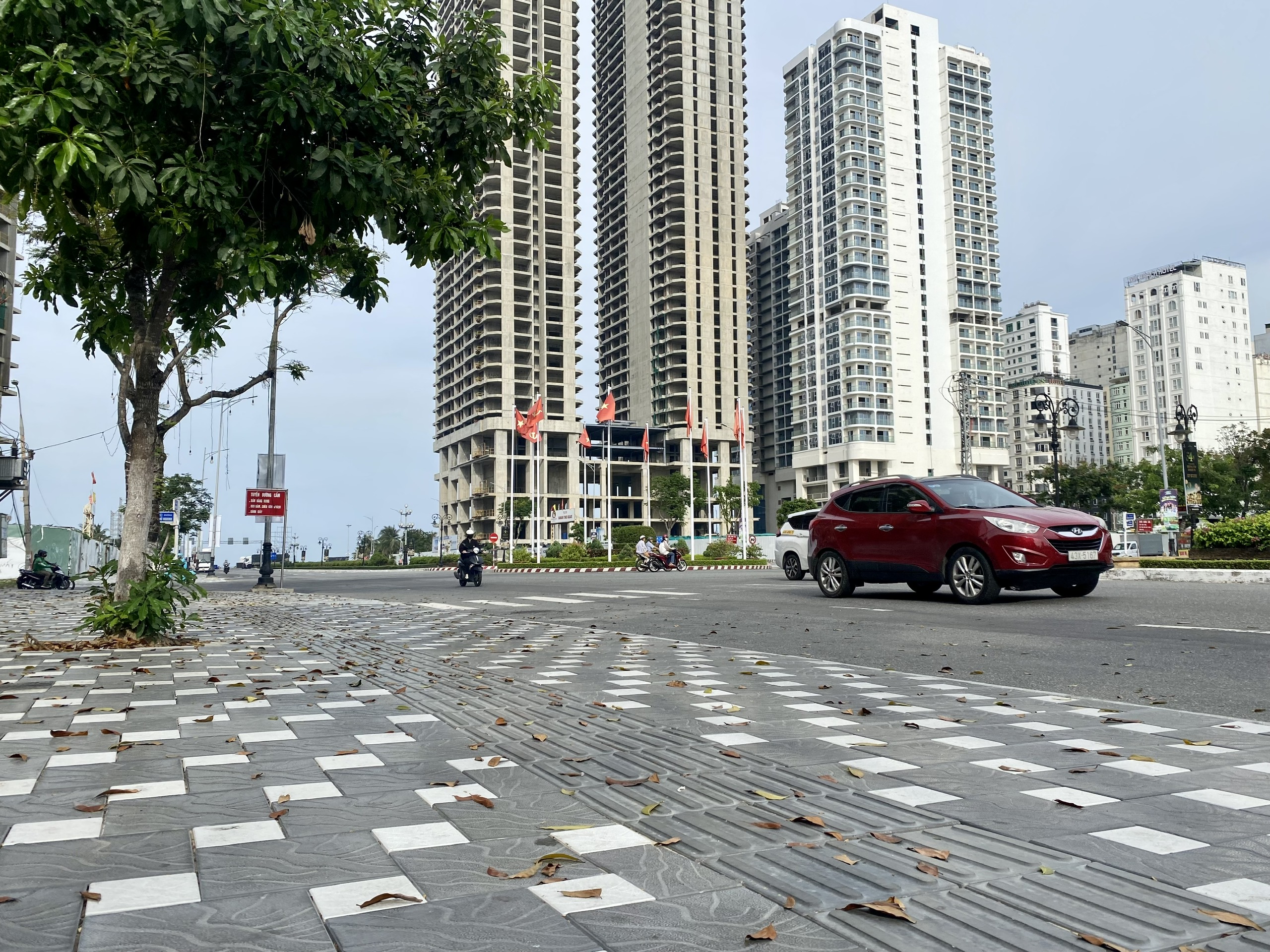 为什么岘港新改造的人行道凹凸不平，难以行走？