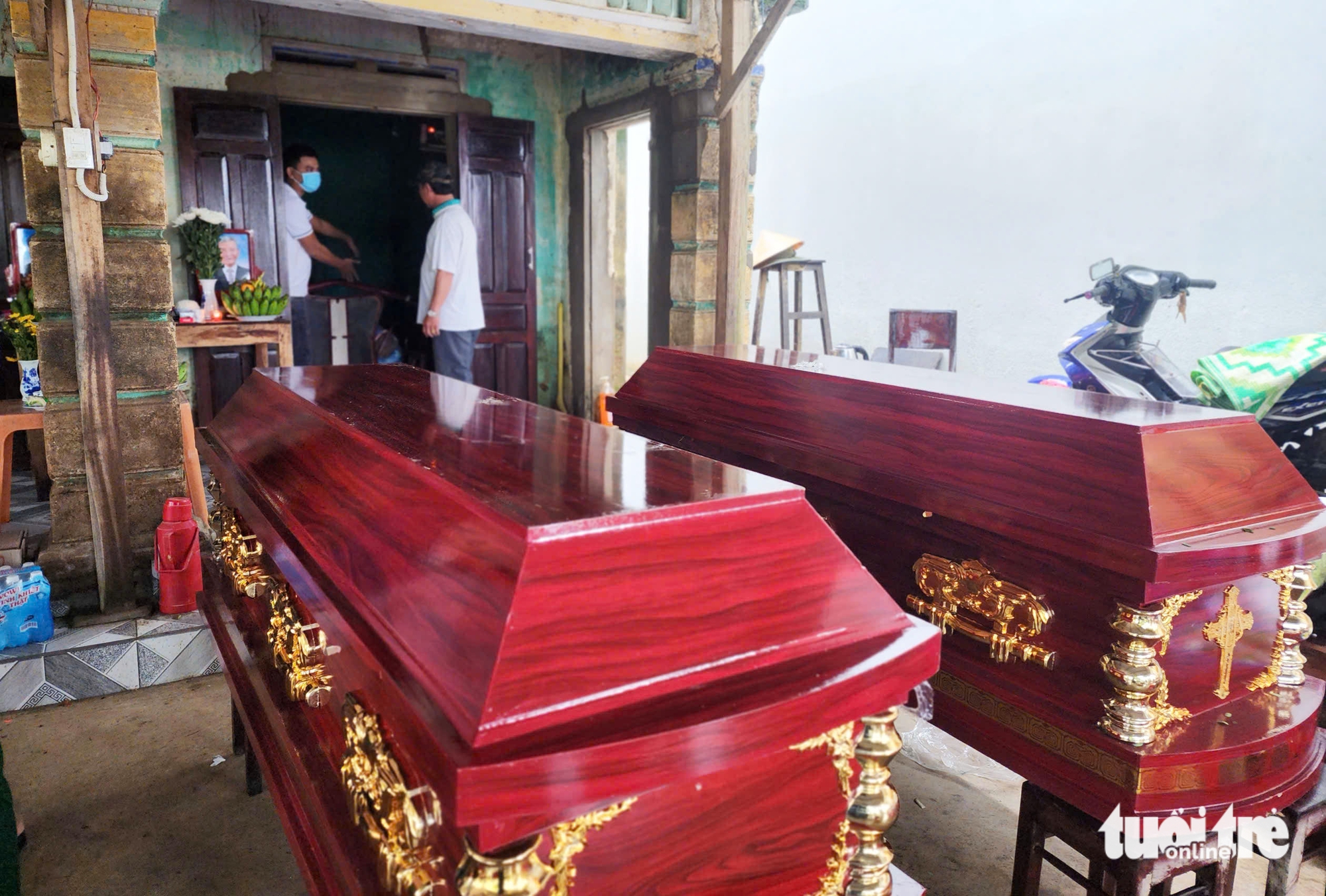 令人心碎的画面，从和盛洪水中心传来的悲痛