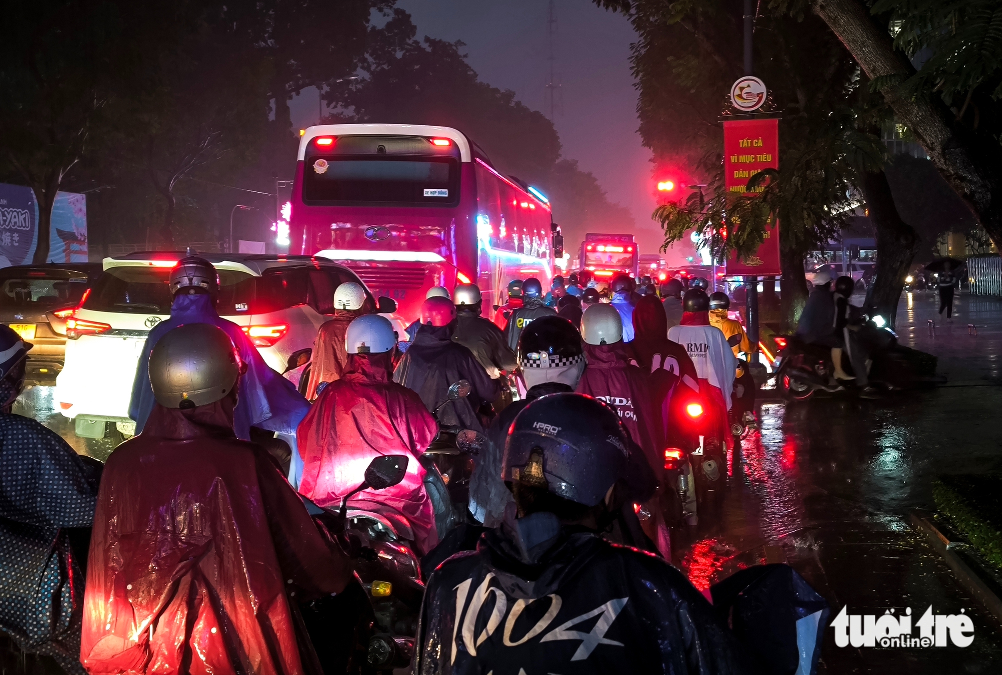 遭遇大雨和拥堵，胡志明市市民无奈爬上人行道寻找出路