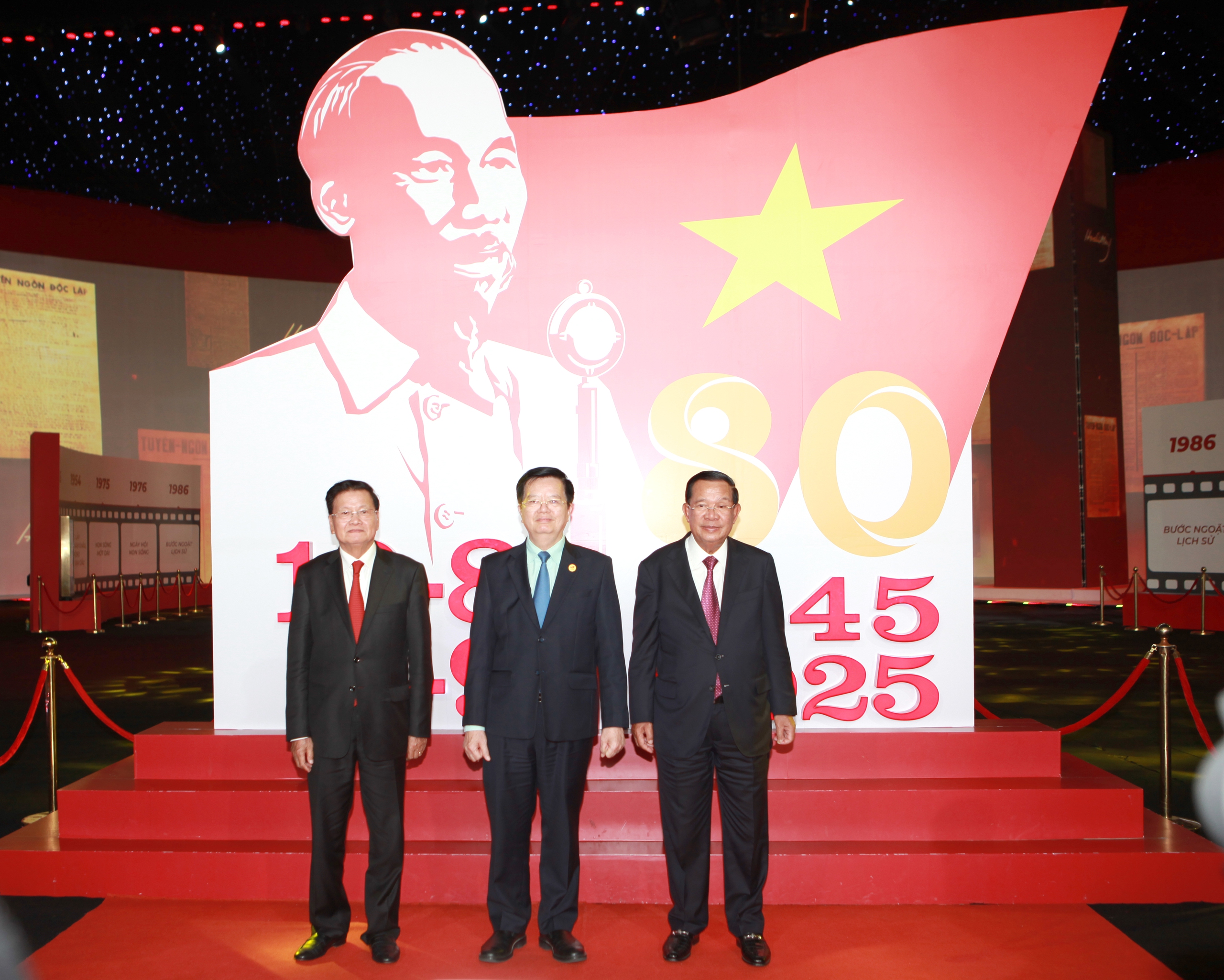 老挝人民革命党中央总书记、国家主席和柬埔寨参议院主席参观A80展览