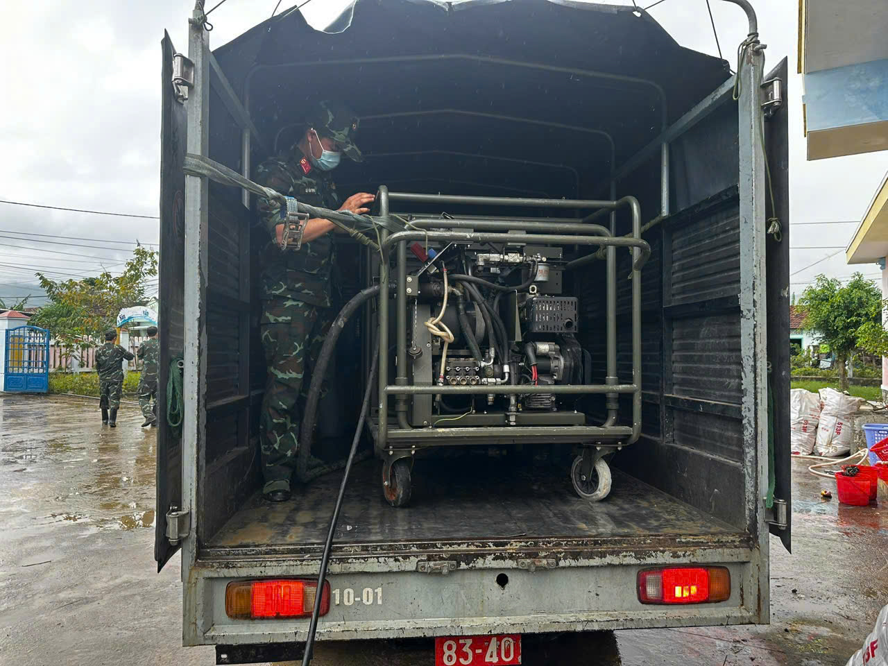 步兵清理淤泥到哪里，防化兵就带着特种车辆到那里消毒洪水区域