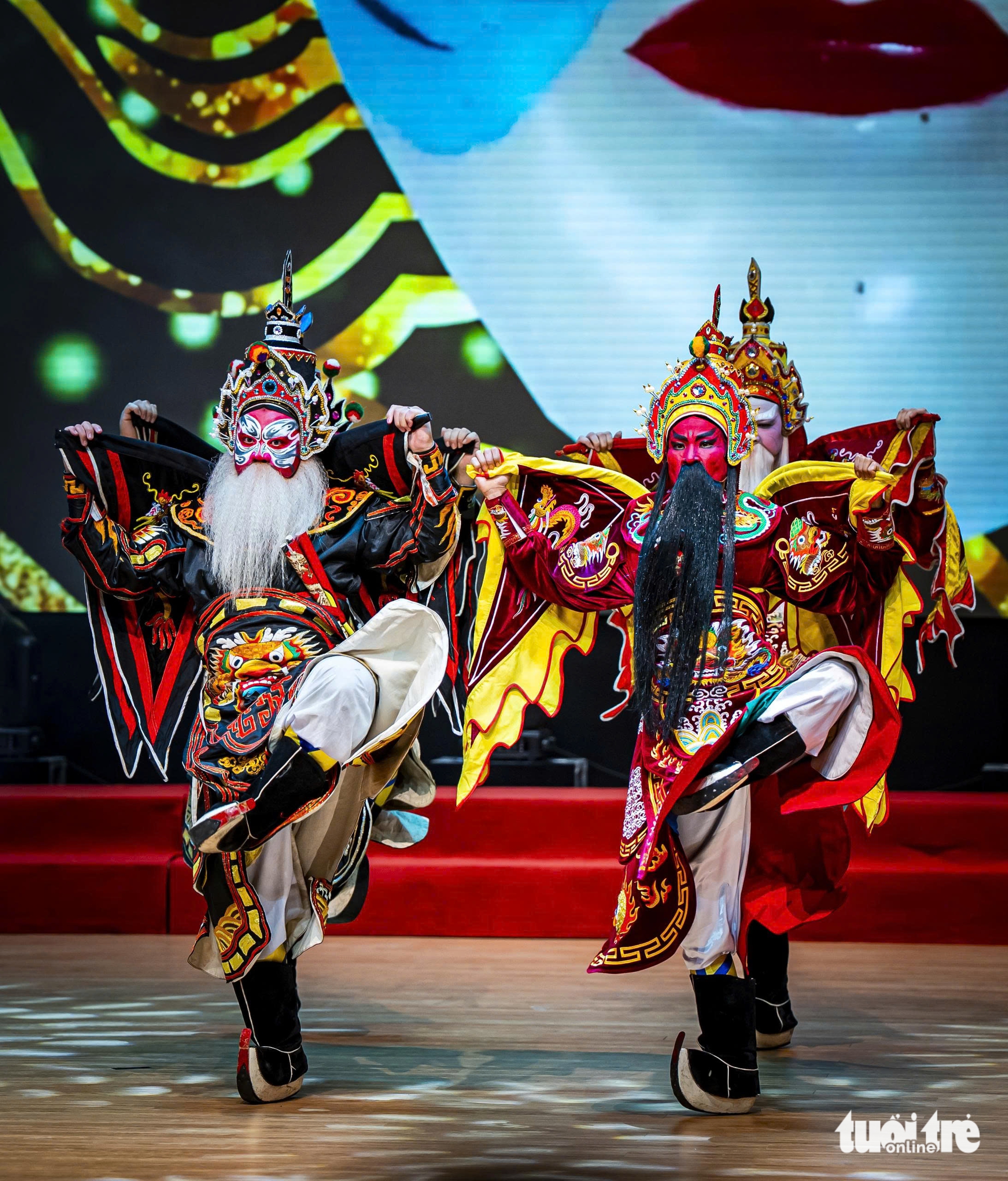 平定省独特的戏剧面部绘画艺术