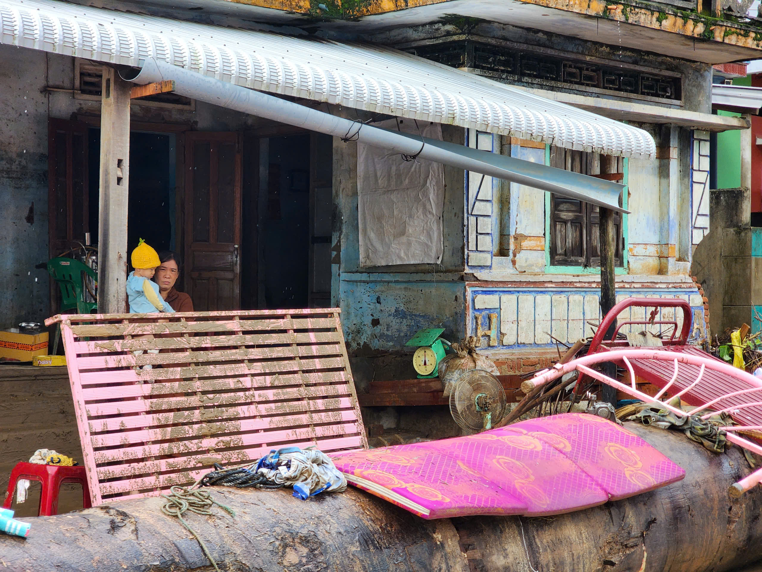 洪水过后，全村无米无粮……许多财产随水流走