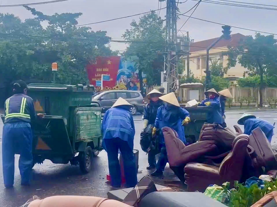工人在绥和市区努力清理洪水后的15000吨垃圾