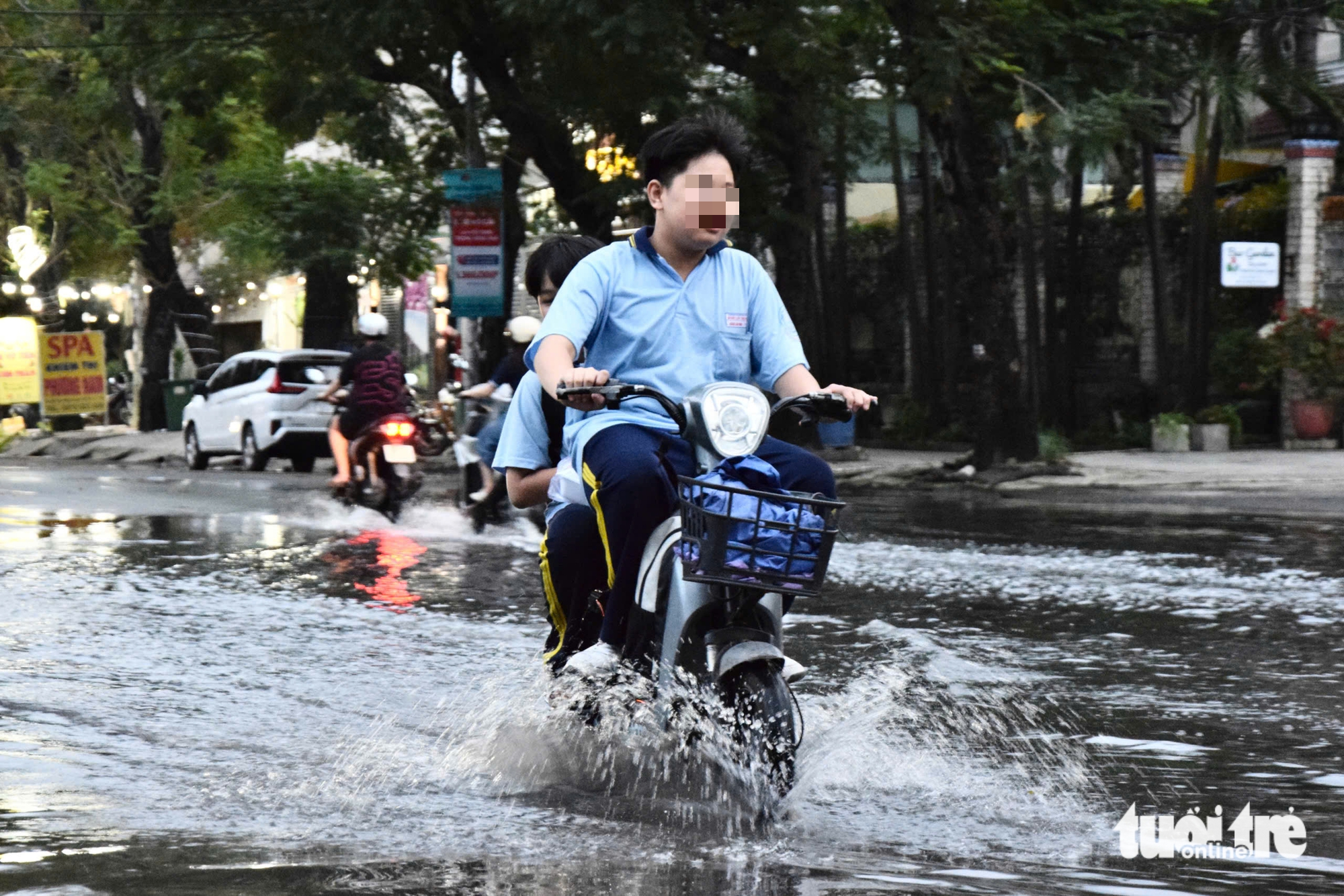 胡志明市学生因涨潮高峰放学时涉水