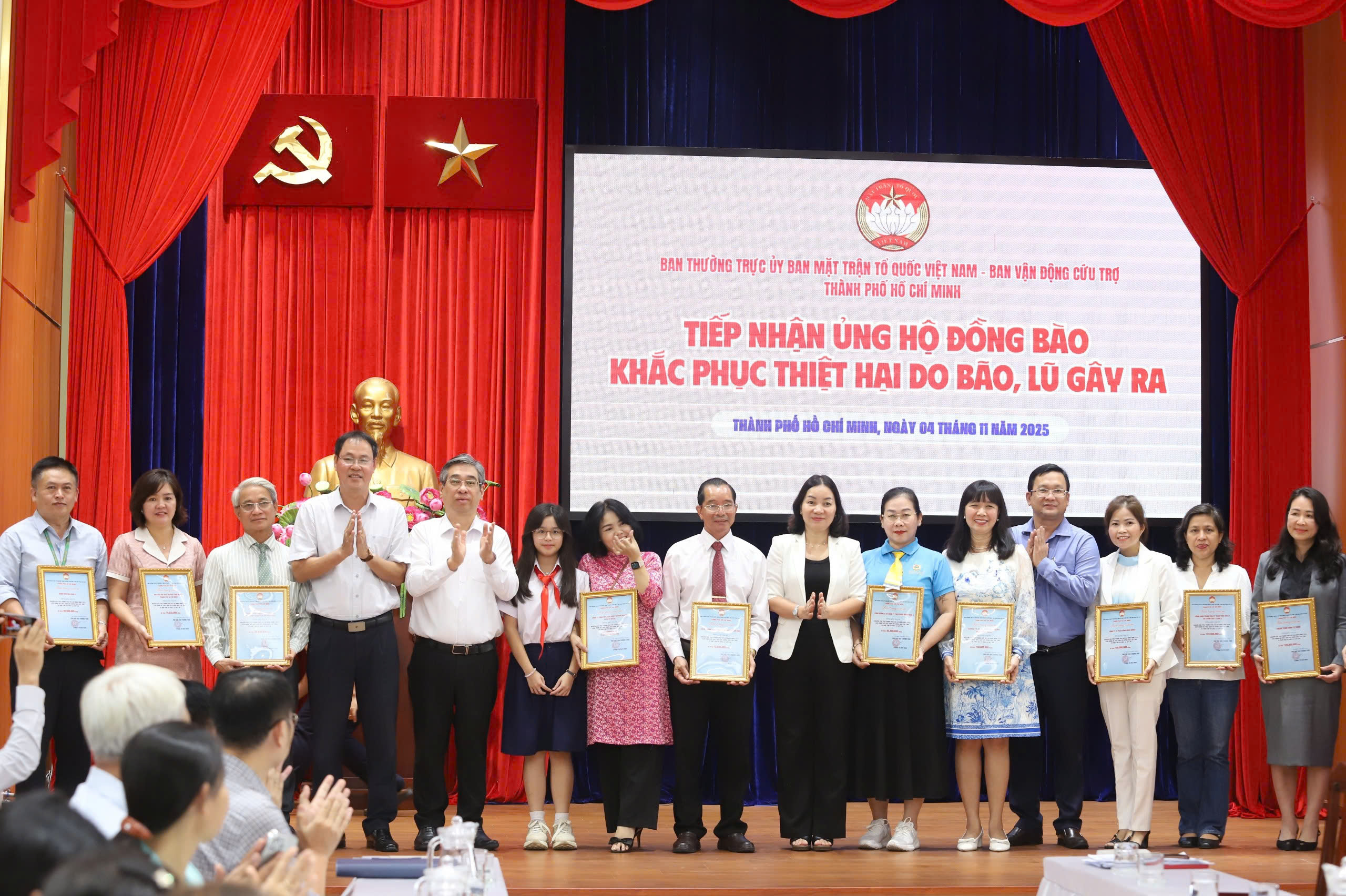 胡志明市支持顺化、岘港、广义省配备风暴、洪水救援设备