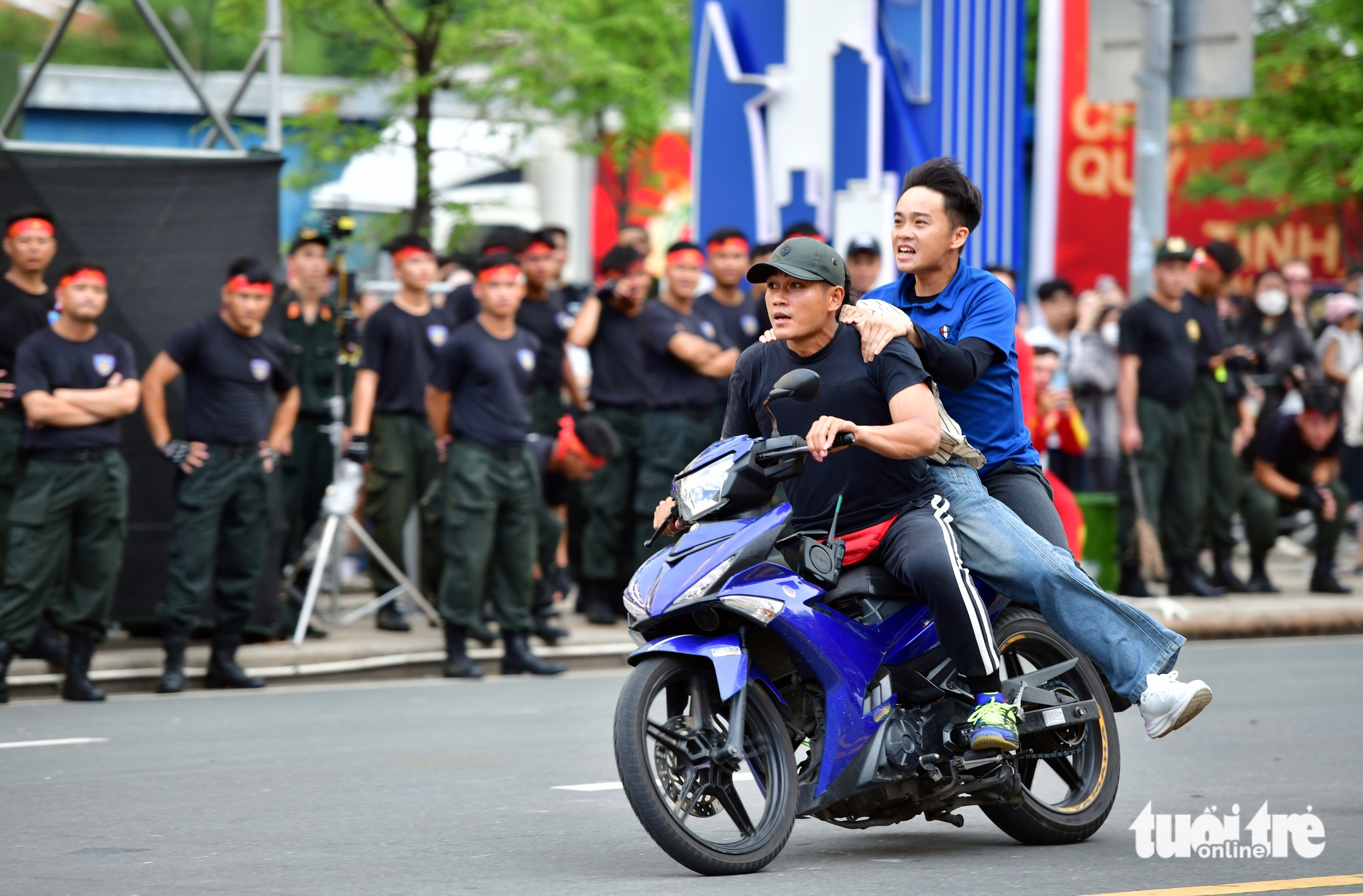 观看机动警察和警犬在黎利路的表演