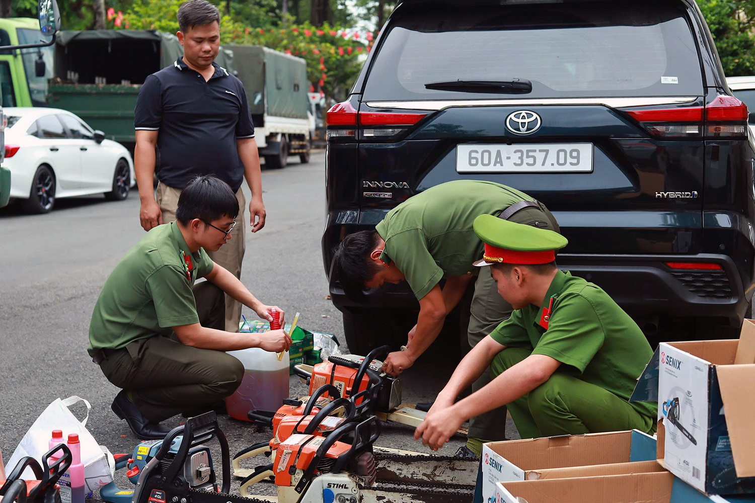 同奈省公安调动130多名干部、战士支援得乐省克服洪涝后果