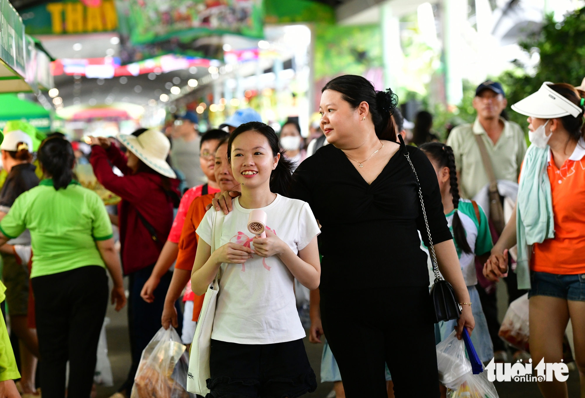 2025年南部水果节汇聚数百种特色水果，6月1日即吸引大量游客