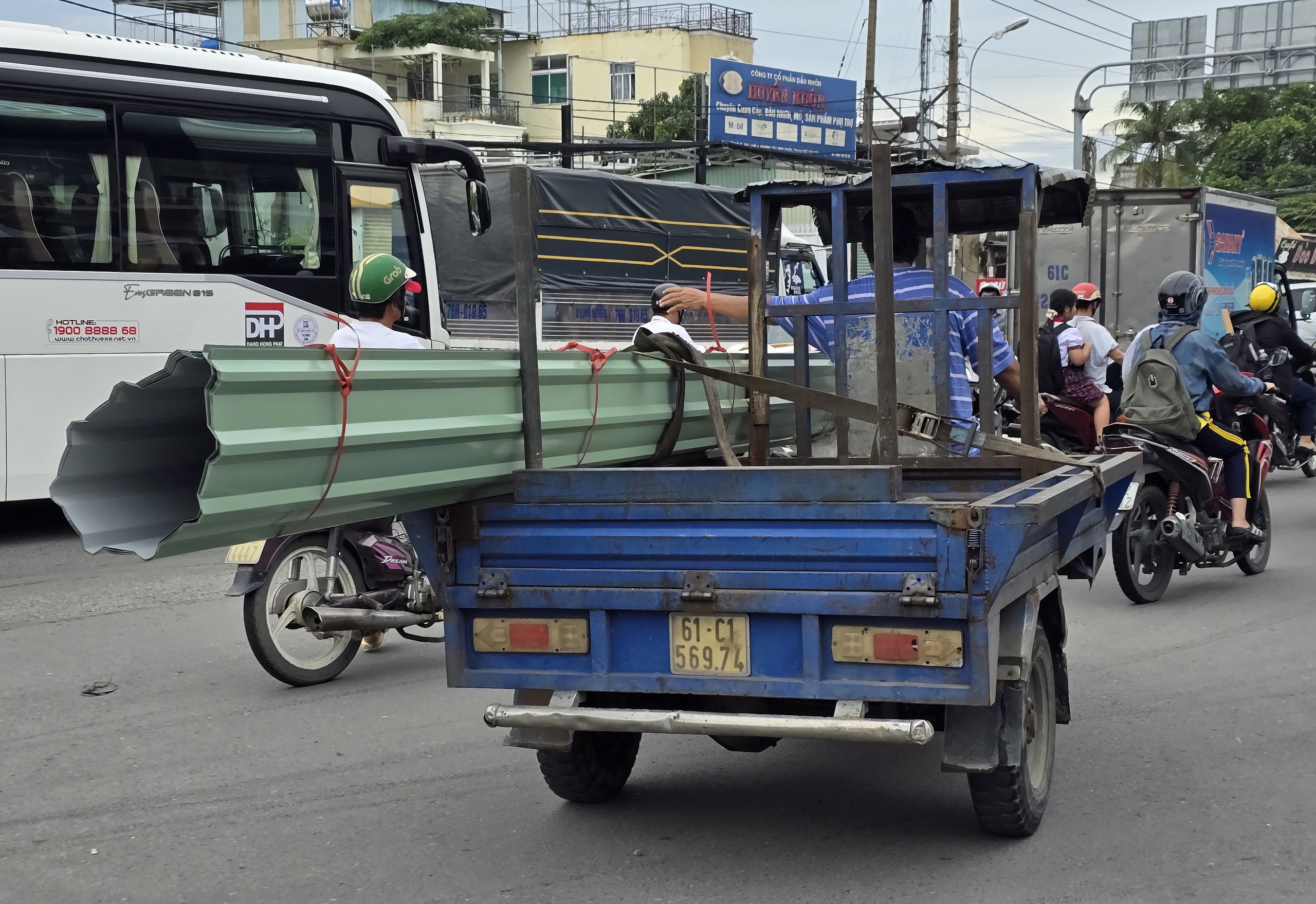 许多自制三轮车、拖车运输长度达车身三倍的铁皮、钢材仍在路上行驶