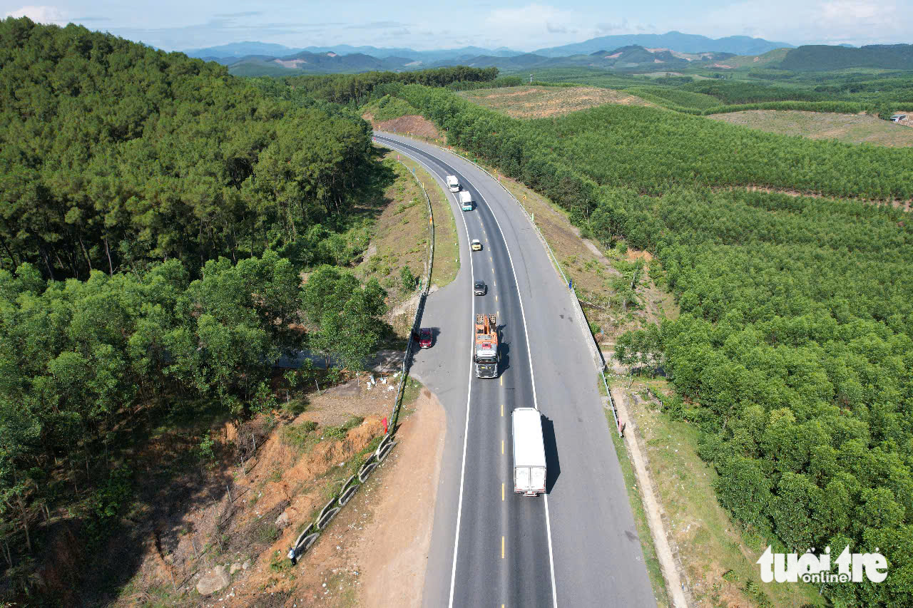 开工将La Sơn - Hòa Liên高速公路从2车道扩建至4车道的项目