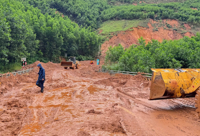 胡志明公路和1号国道继续发生滑坡和积水
